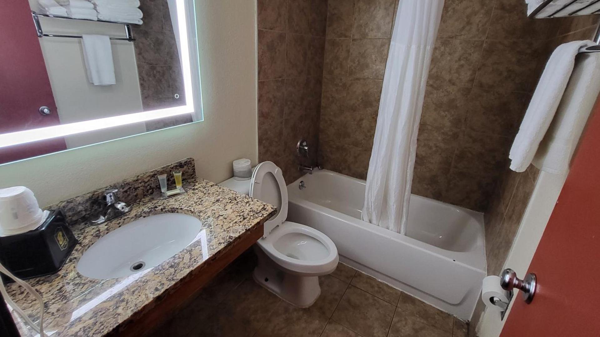 Super 8 by Wyndham Canton/Livonia Area photo 26