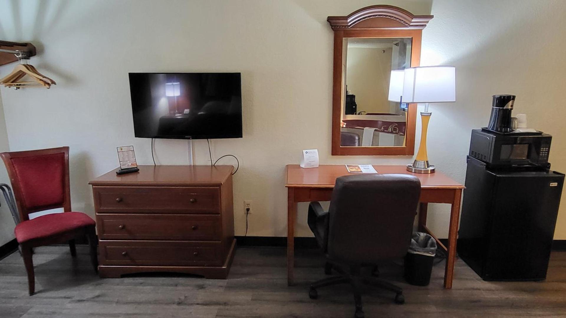 Super 8 by Wyndham Canton/Livonia Area photo 30