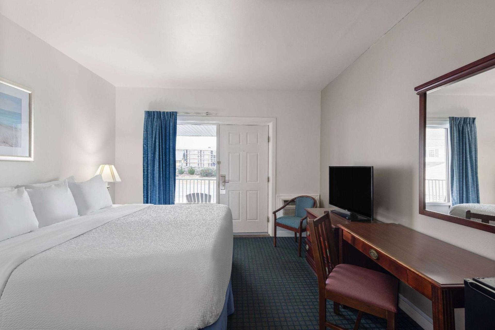 Days Inn by Wyndham Kill Devil Hills Oceanfront - Wilbur photo 12
