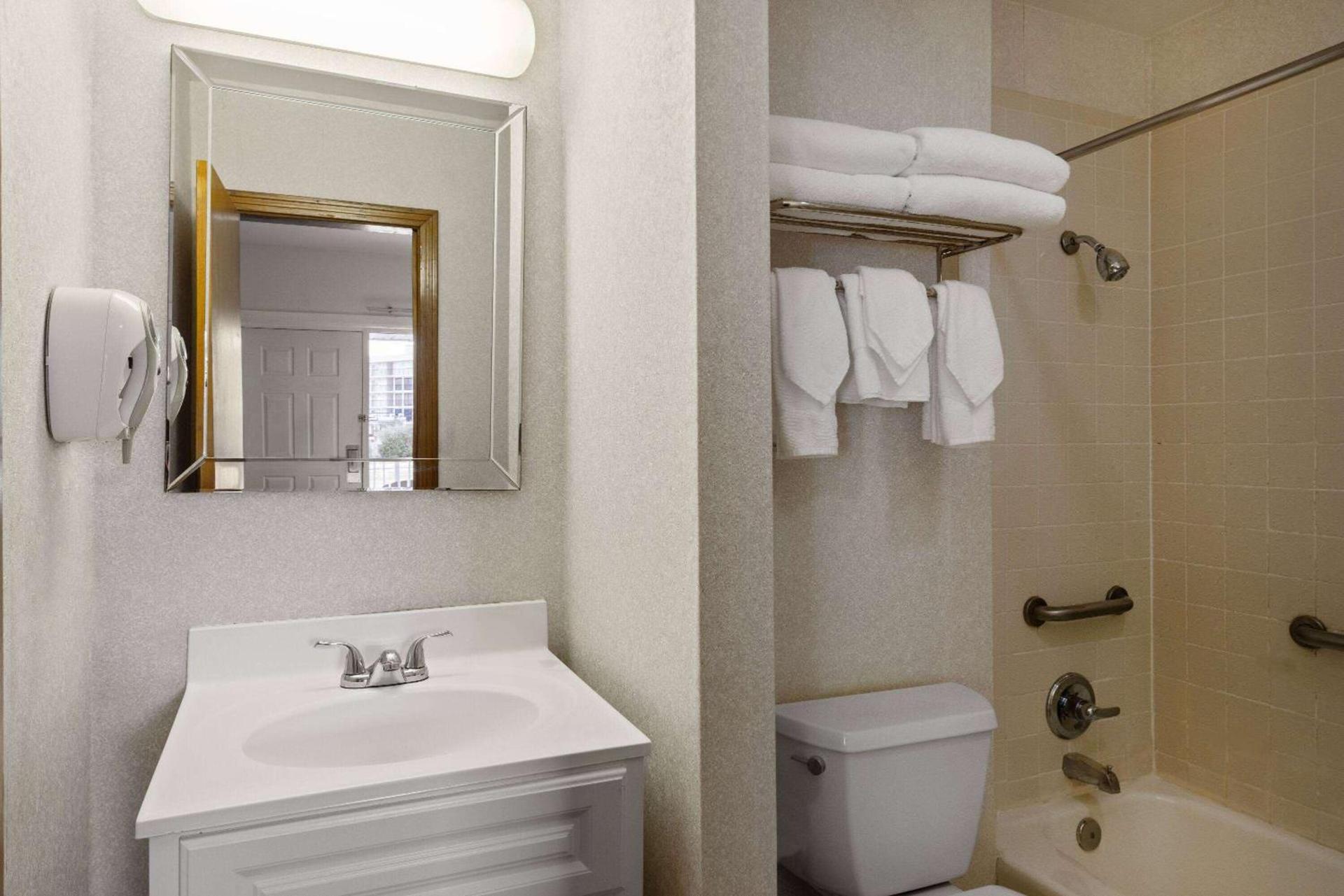Days Inn by Wyndham Kill Devil Hills Oceanfront - Wilbur photo 18