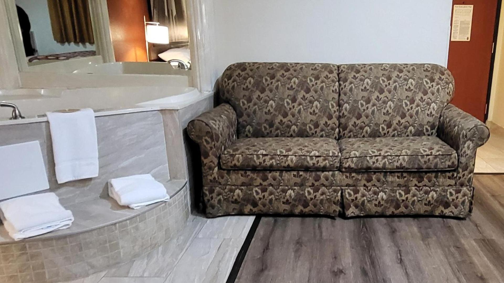 Super 8 by Wyndham Canton/Livonia Area photo 36