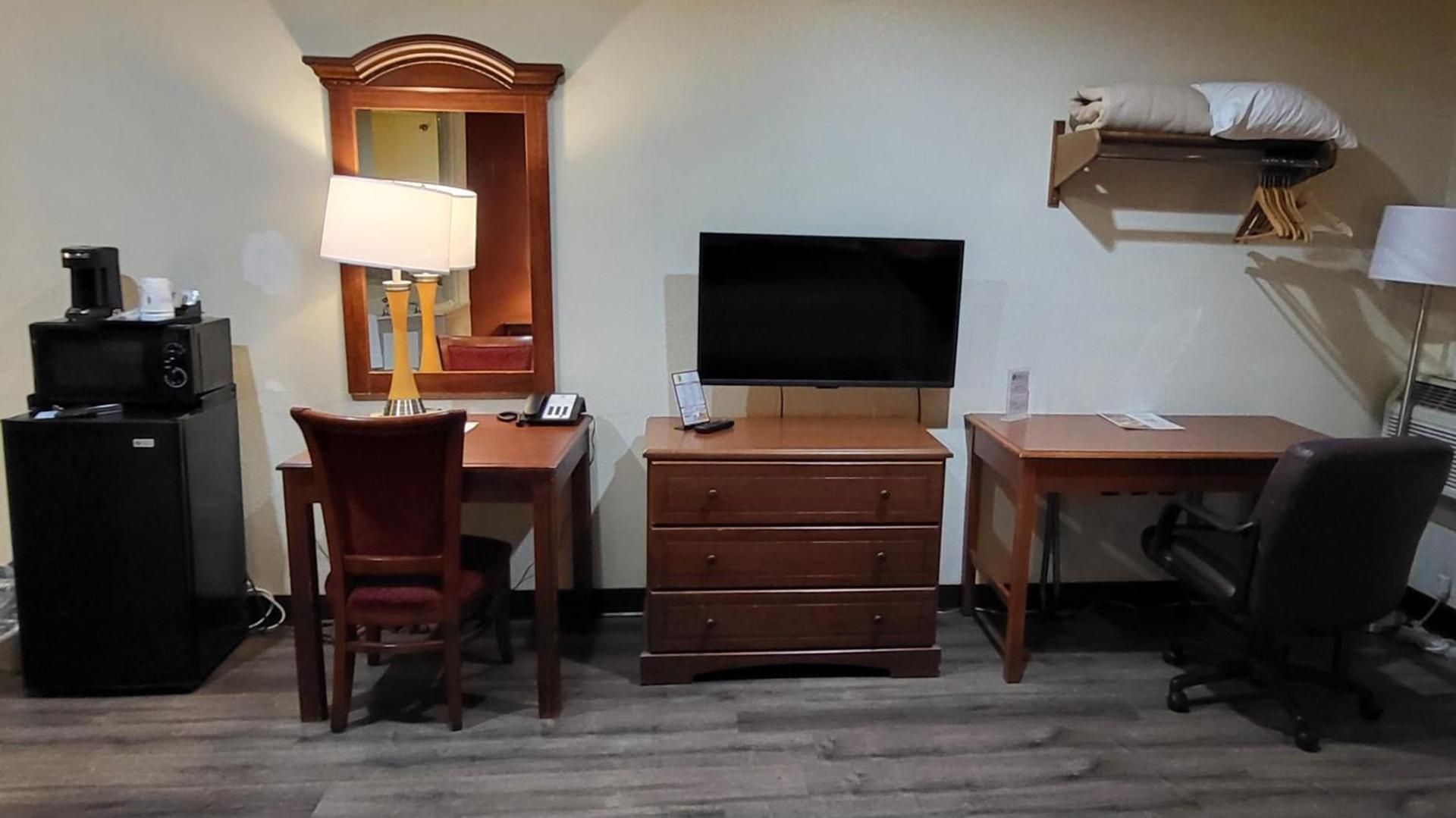 Super 8 by Wyndham Canton/Livonia Area photo 37