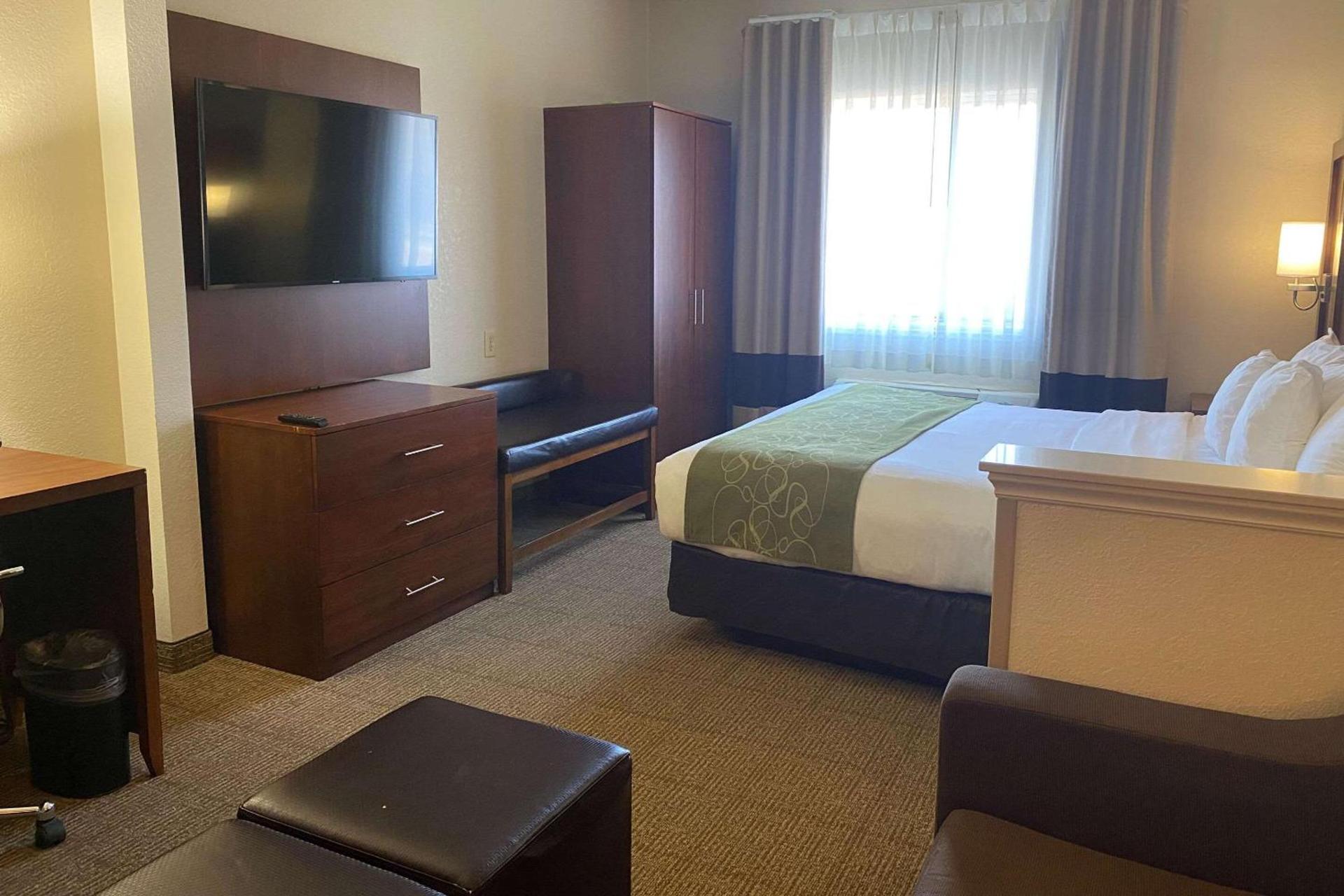 Comfort Suites Peoria I-74 photo 8