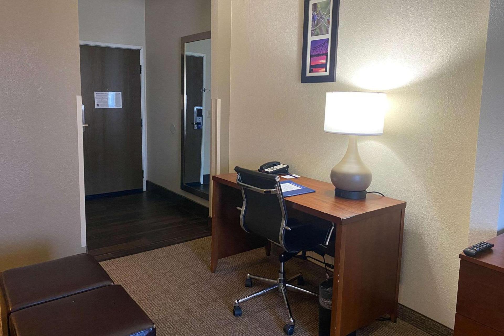 Comfort Suites Peoria I-74 photo 9