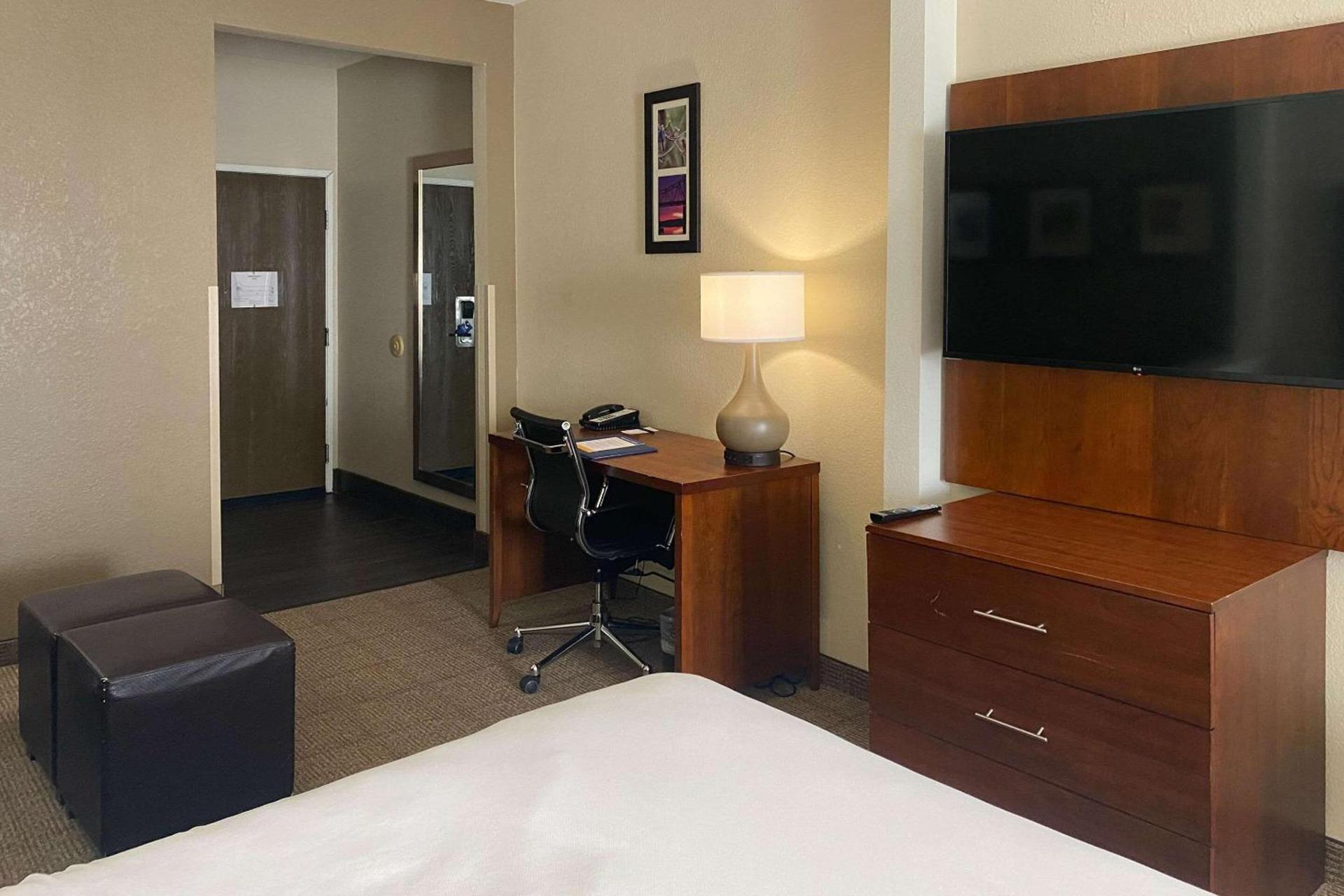 Comfort Suites Peoria I-74 photo 11