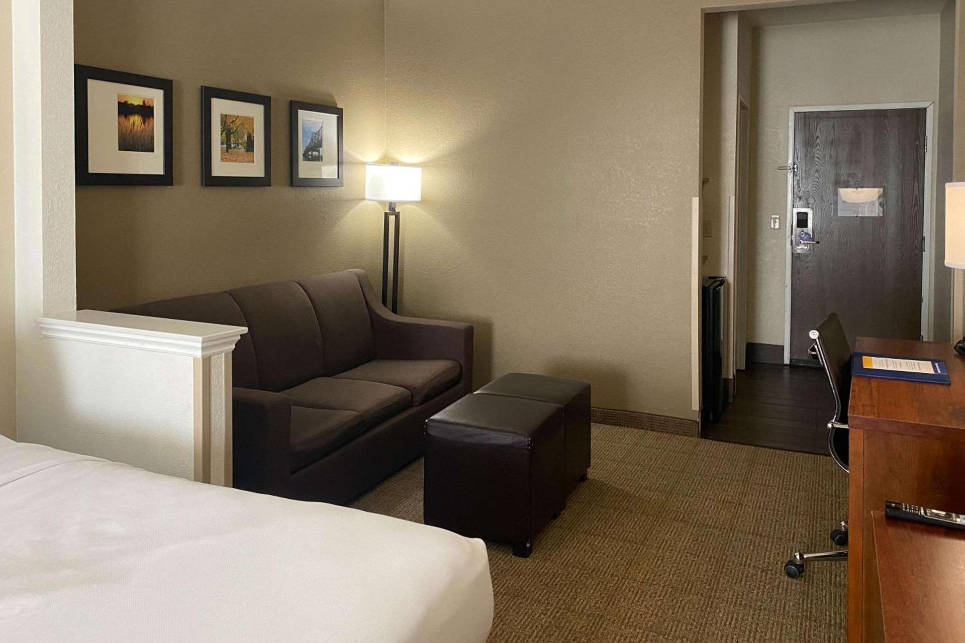 Comfort Suites Peoria I-74 photo 12