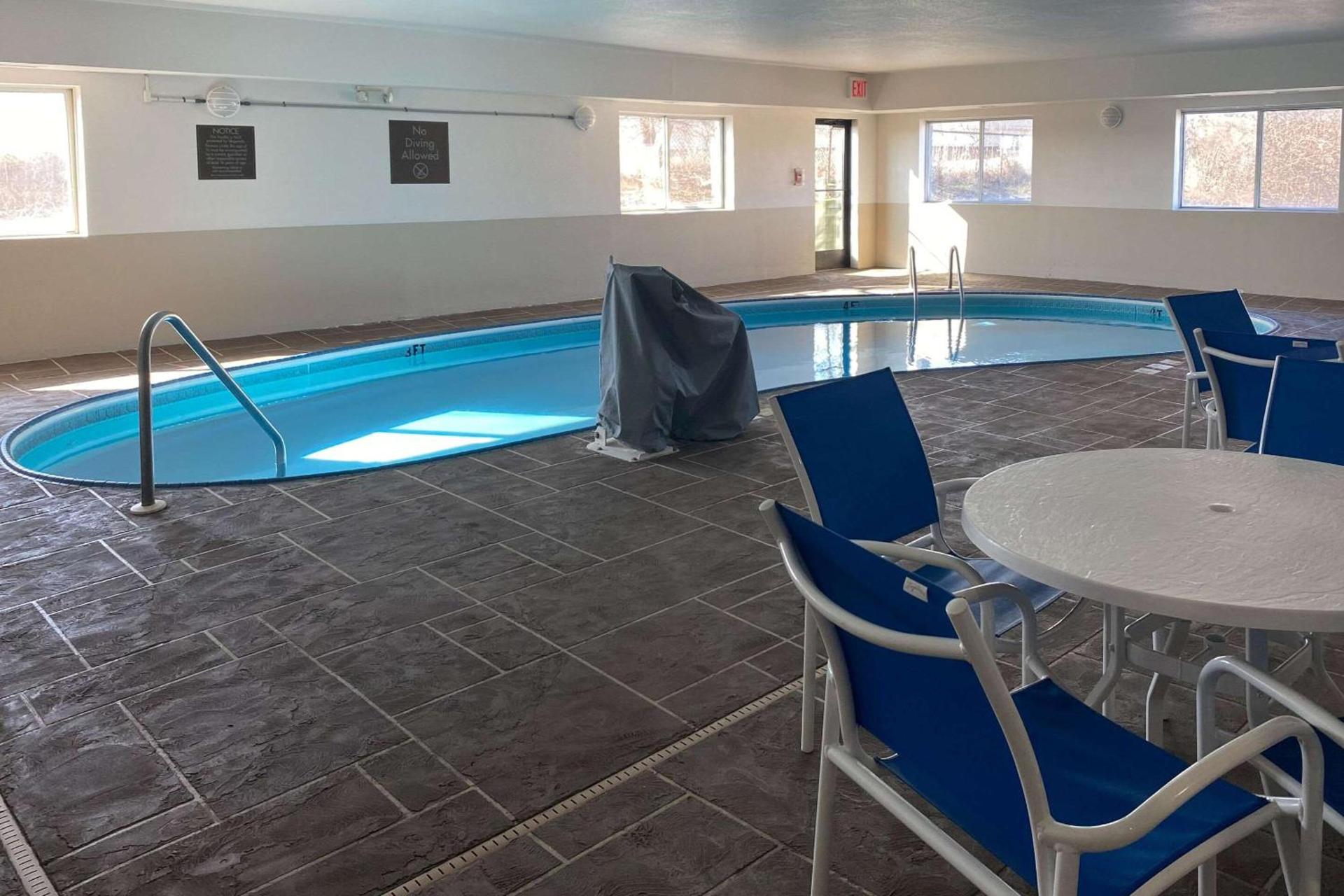 Comfort Suites Peoria I-74 photo 20