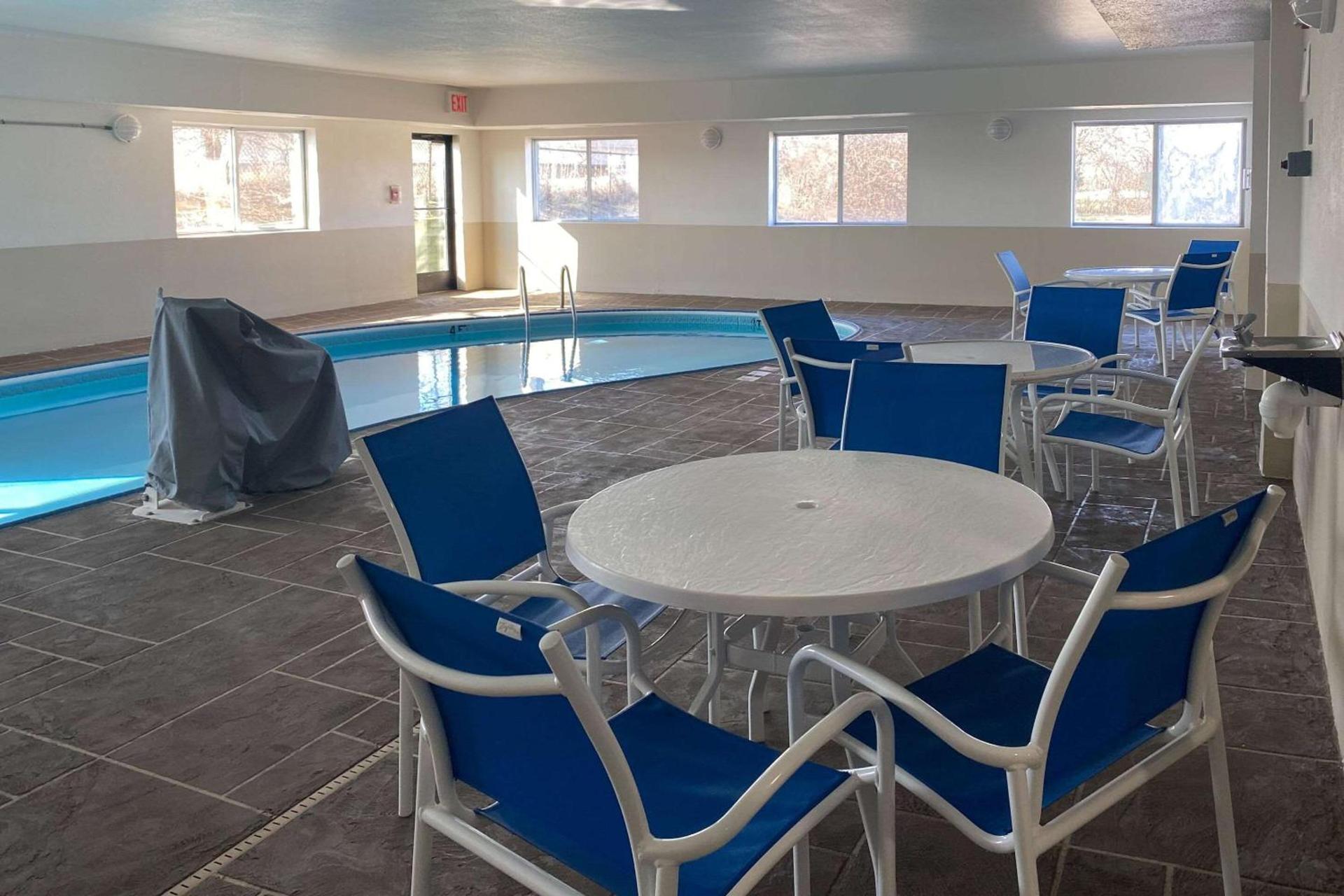 Comfort Suites Peoria I-74 photo 21
