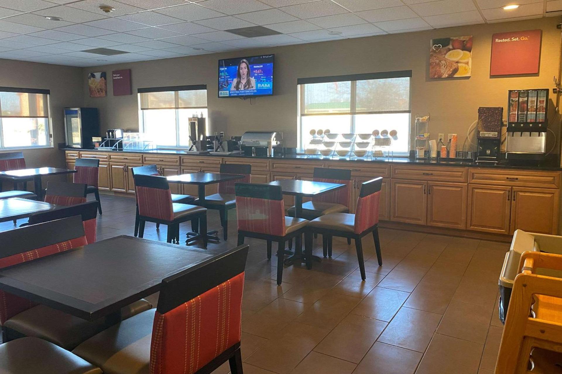 Comfort Suites Peoria I-74 photo 27