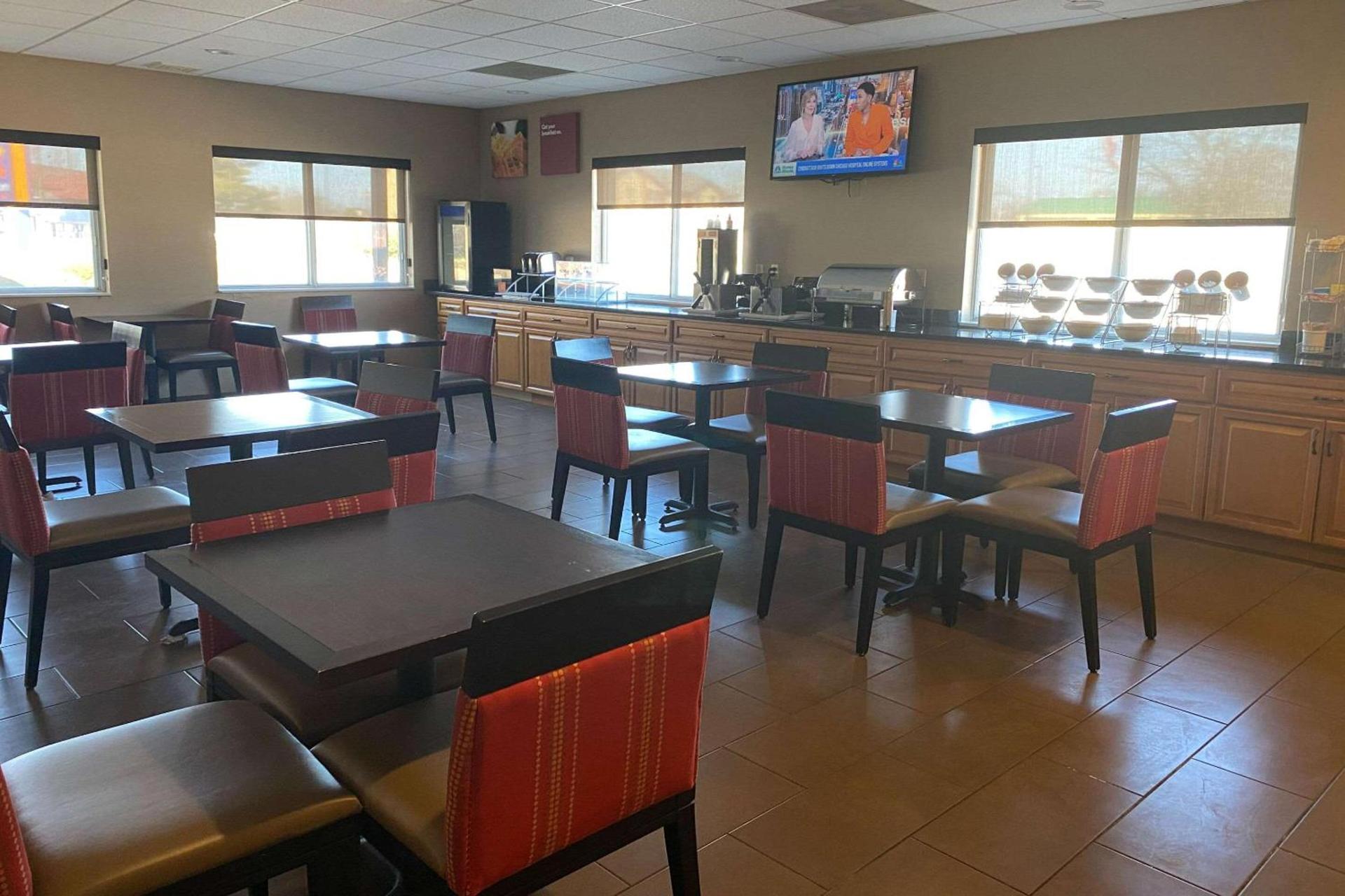 Comfort Suites Peoria I-74 photo 28