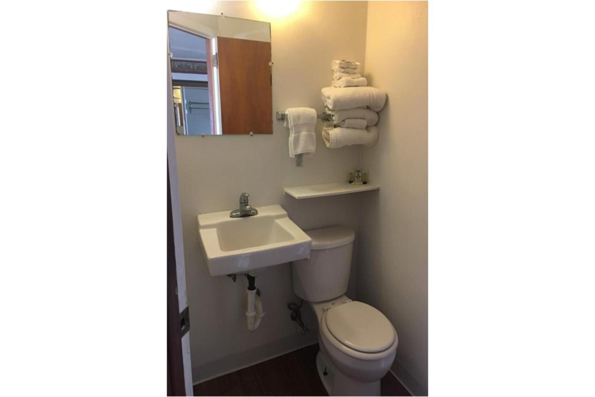 Colonial Inn Extended Stay by OYO New Ulm photo 4
