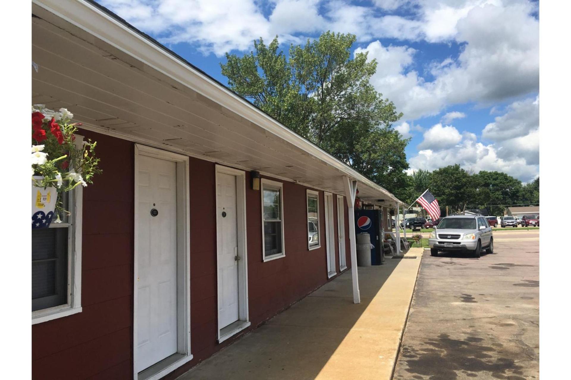 Colonial Inn Extended Stay by OYO New Ulm photo 2