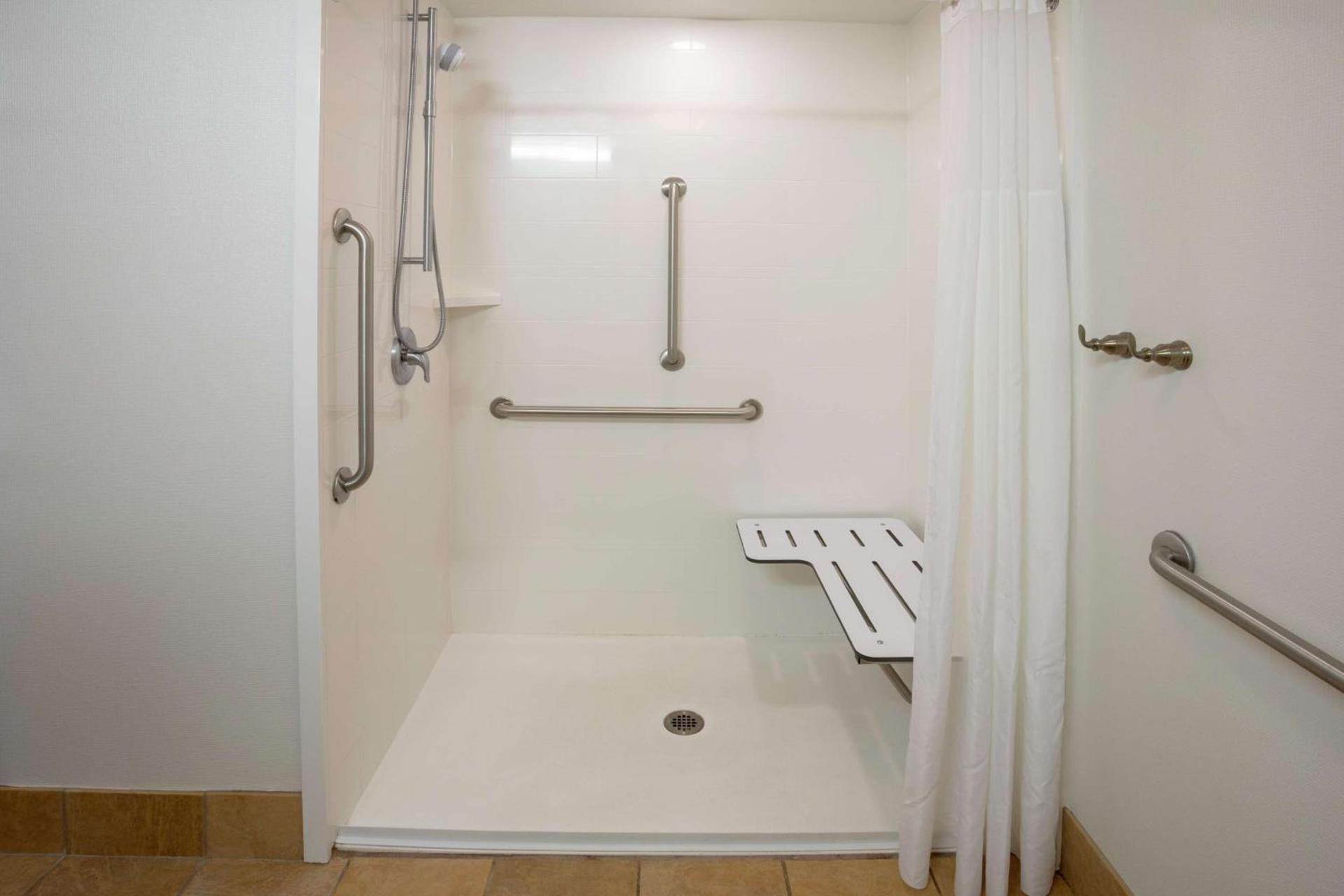 Hampton Inn Duluth-Canal Park photo 32