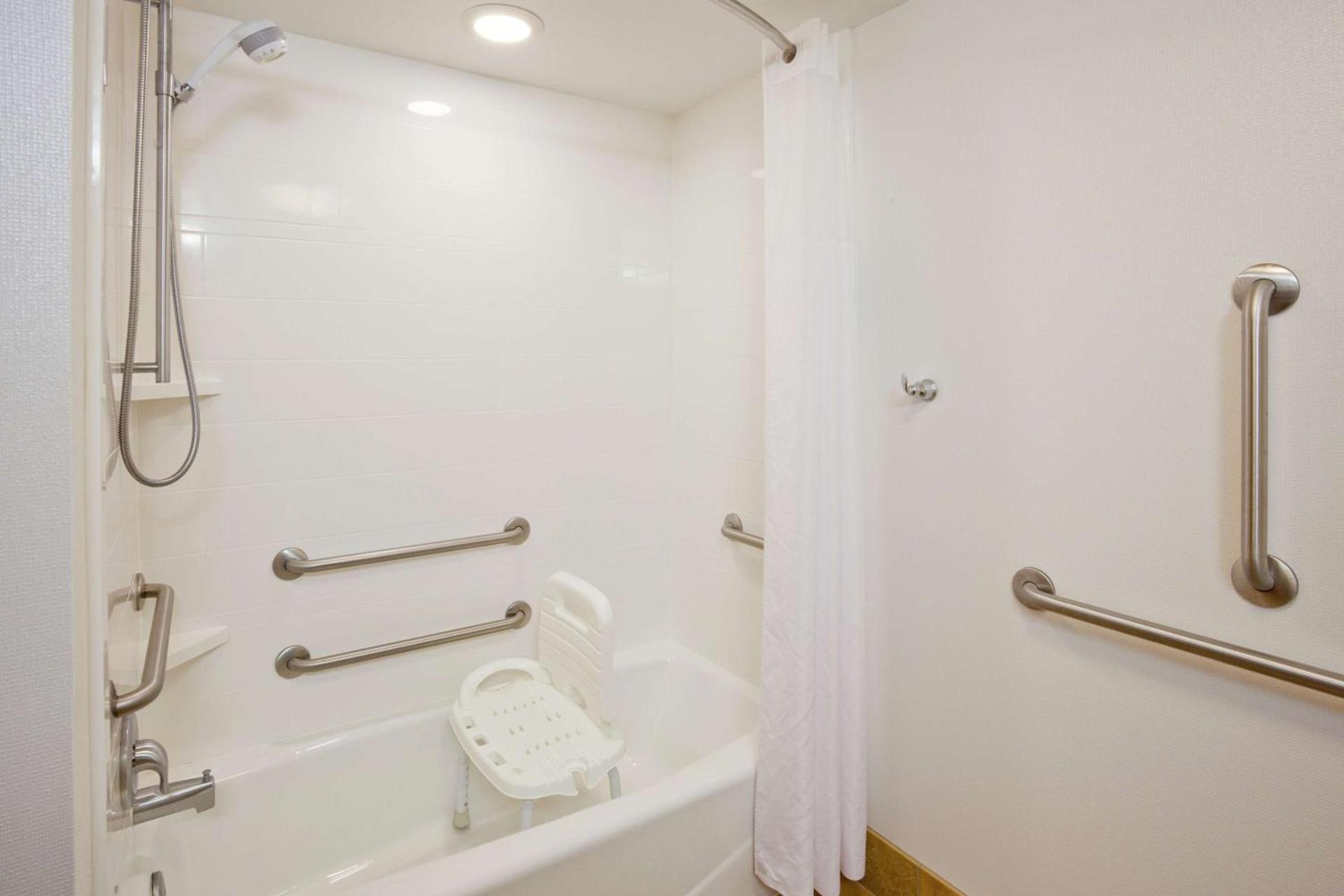 Hampton Inn Duluth-Canal Park photo 40