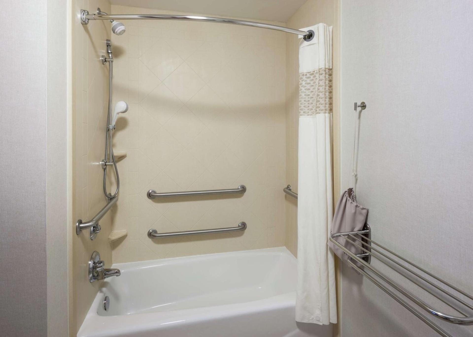 Hampton Inn & Suites Davenport photo 16