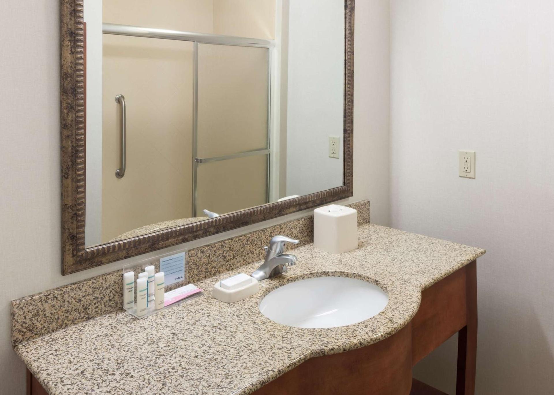 Hampton Inn & Suites Davenport photo 25
