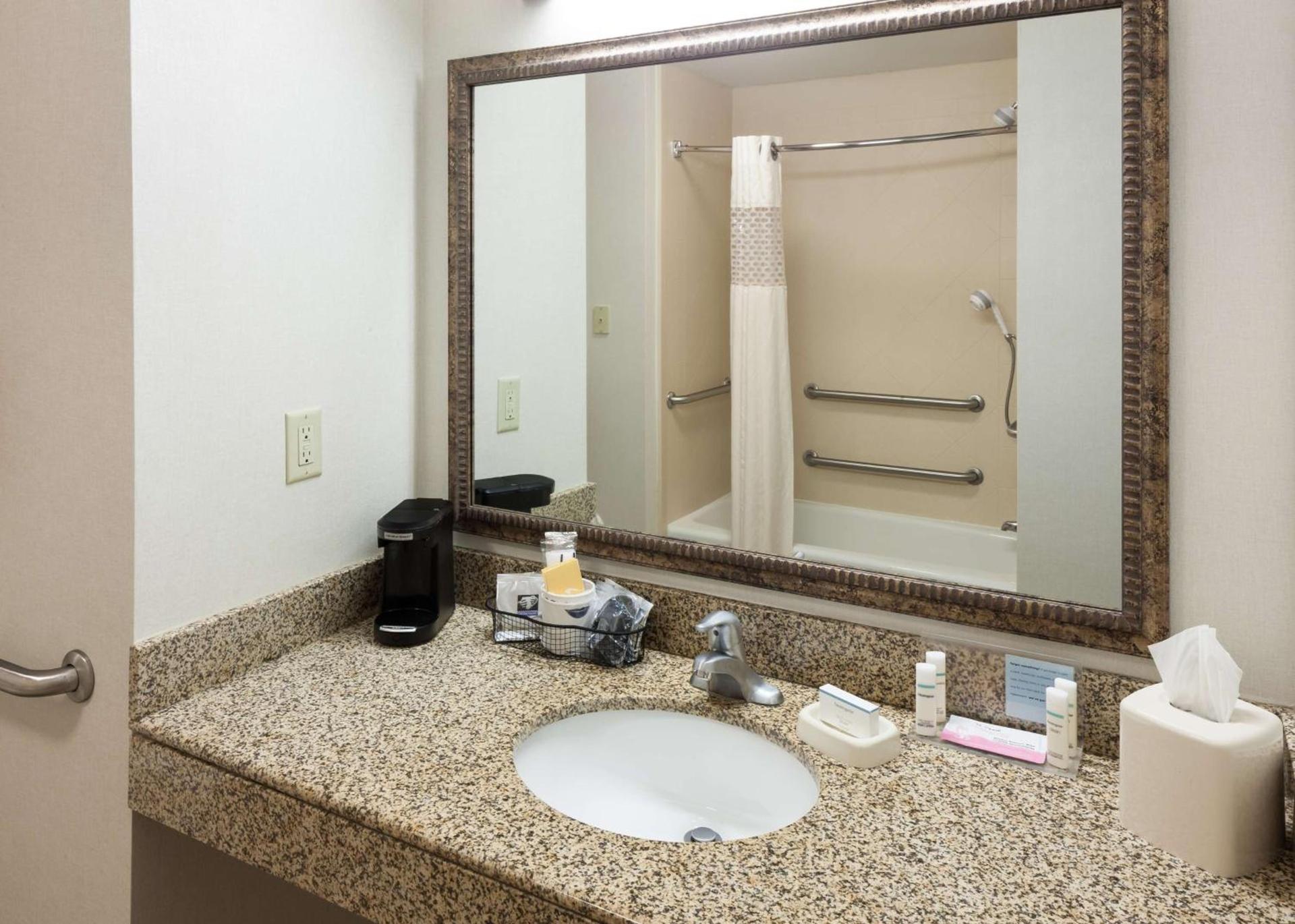 Hampton Inn & Suites Davenport photo 28