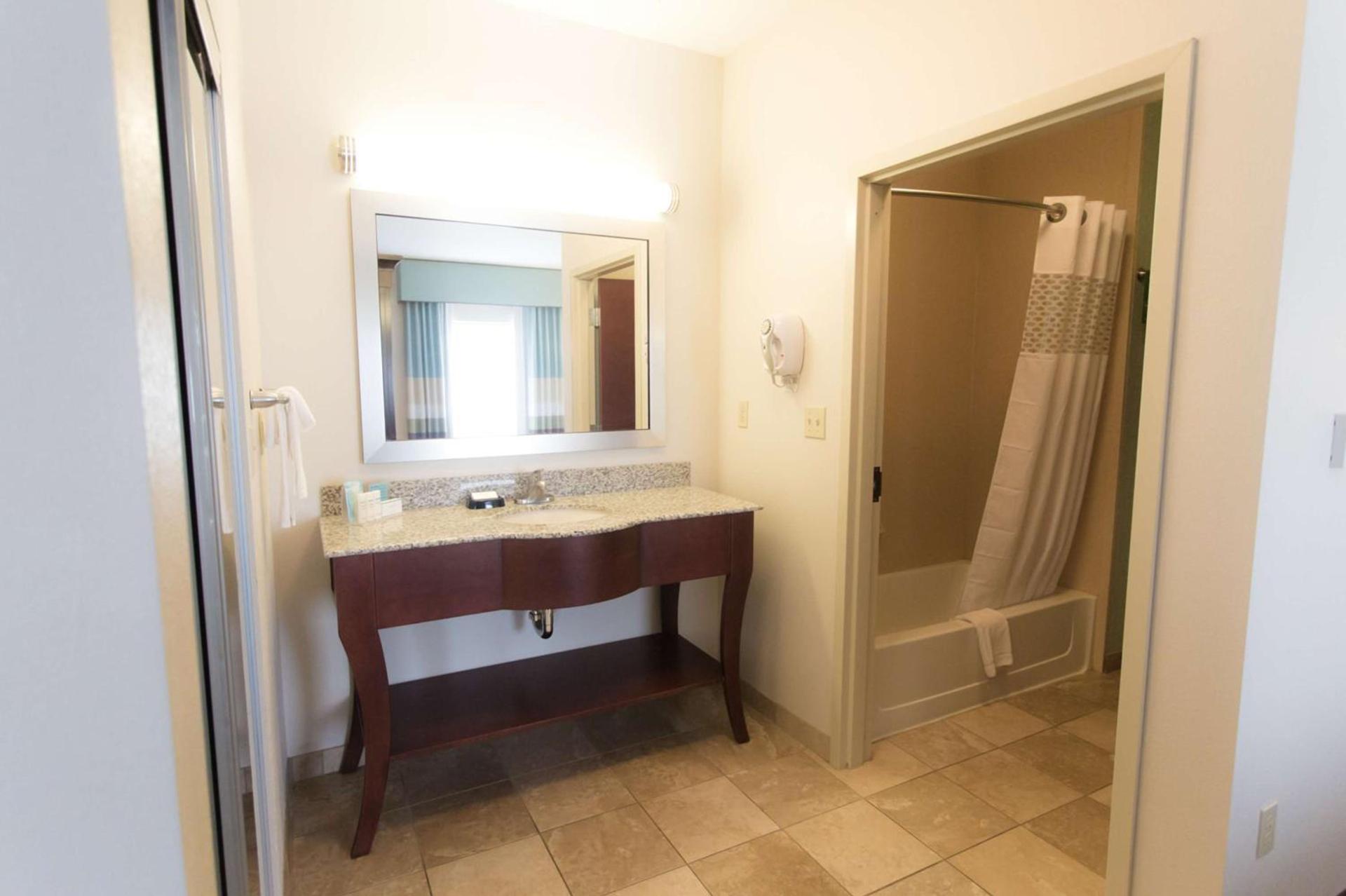Hampton Inn & Suites Middlebury photo 22