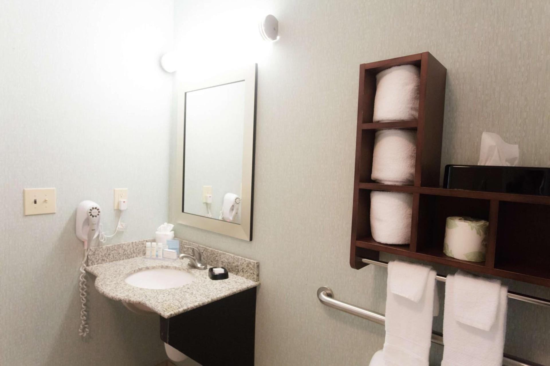 Hampton Inn & Suites Middlebury photo 28