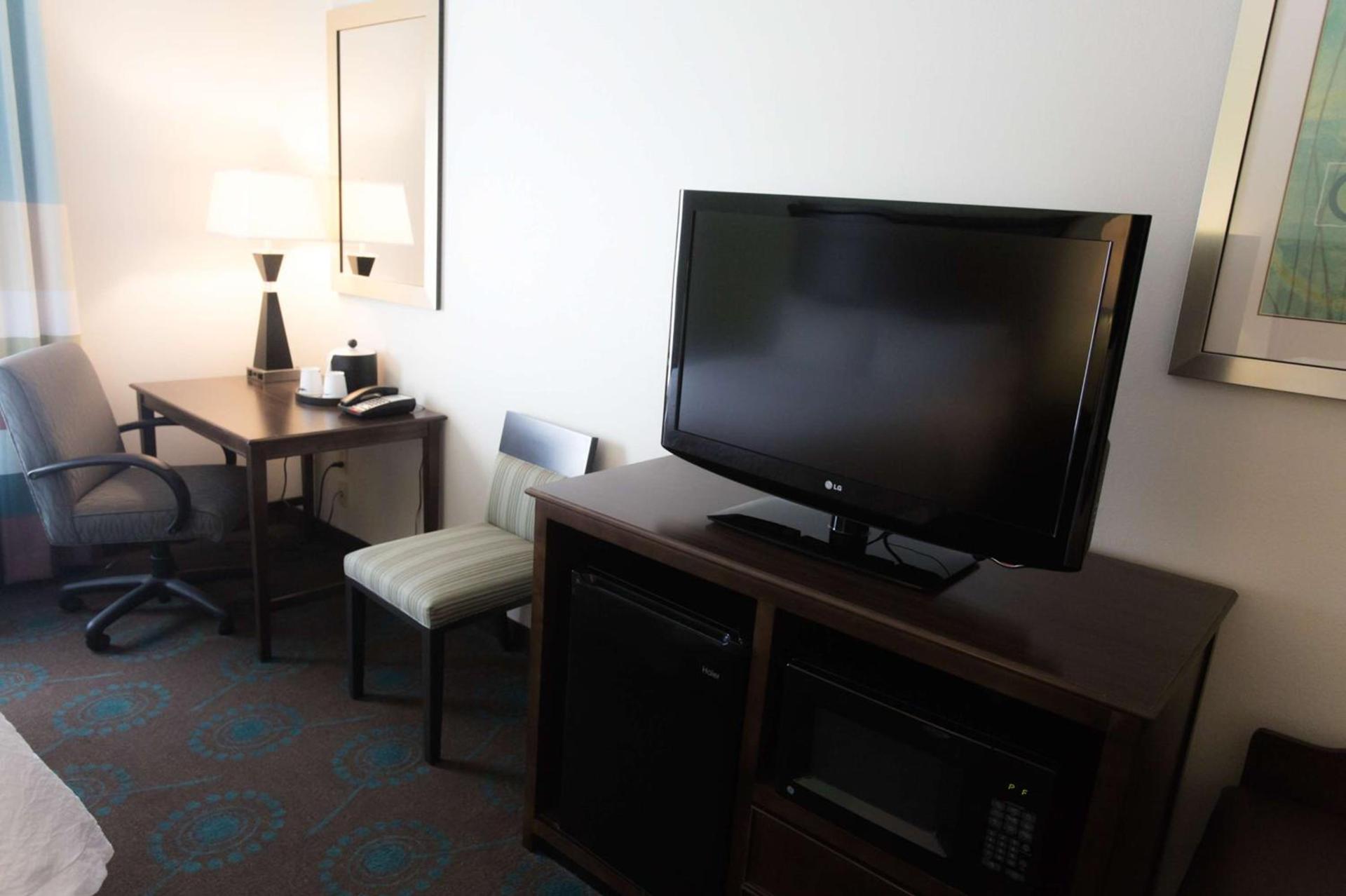 Hampton Inn & Suites Middlebury photo 32