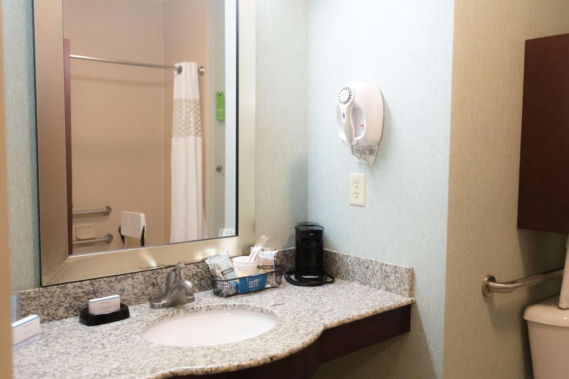 Hampton Inn & Suites Middlebury photo 35