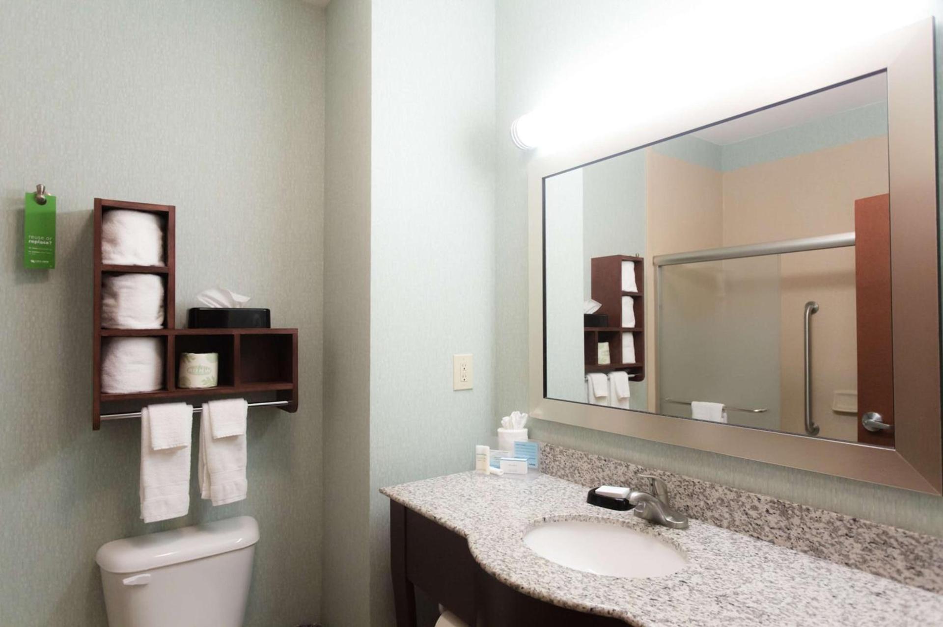 Hampton Inn & Suites Middlebury photo 37