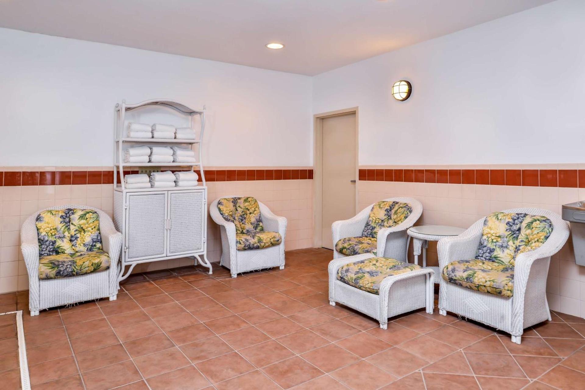 Hampton Inn Emporia photo 15