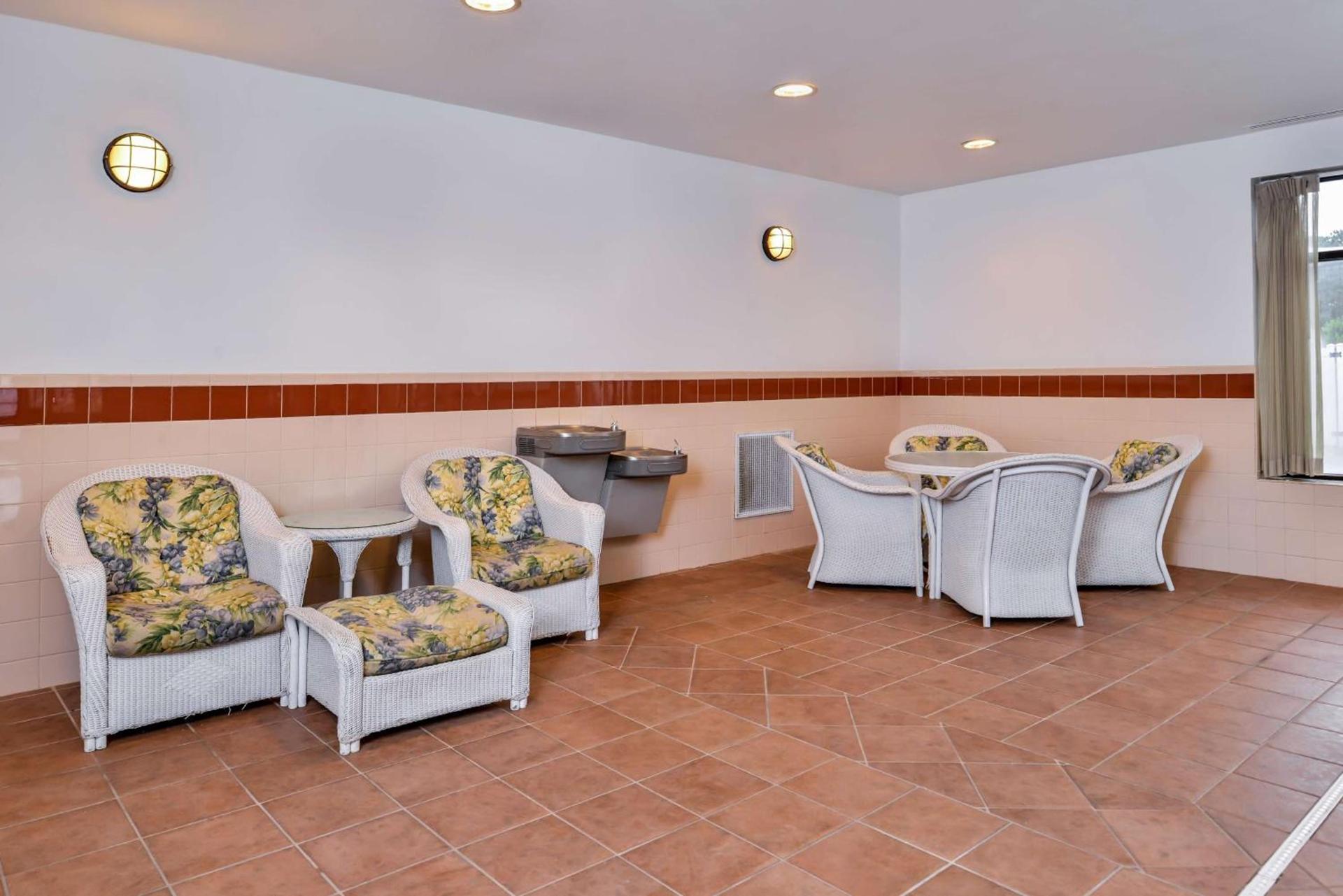 Hampton Inn Emporia photo 14
