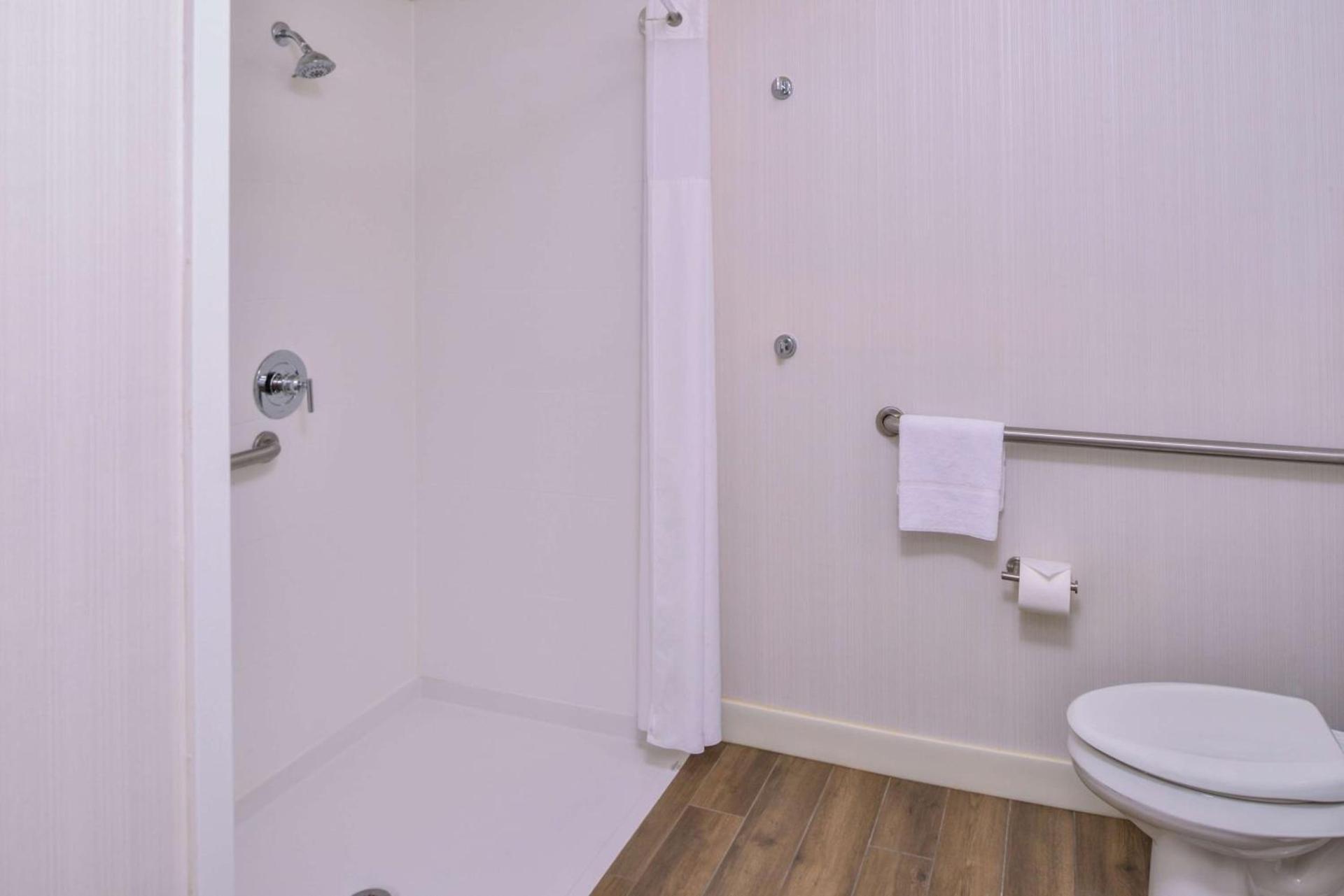 Hampton Inn Eugene photo 26