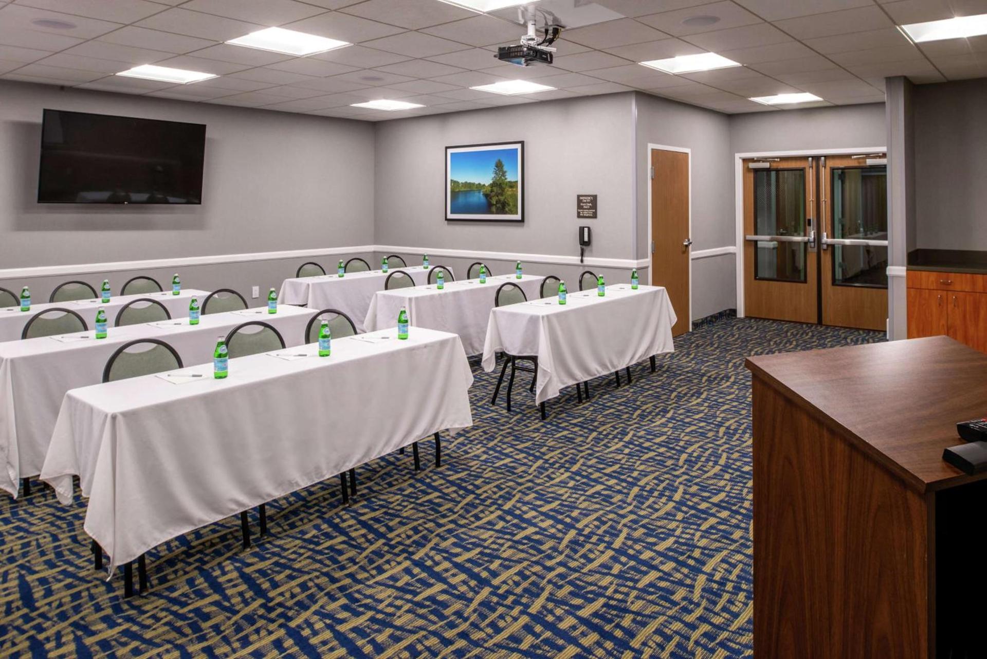 Hampton Inn Eugene photo 27
