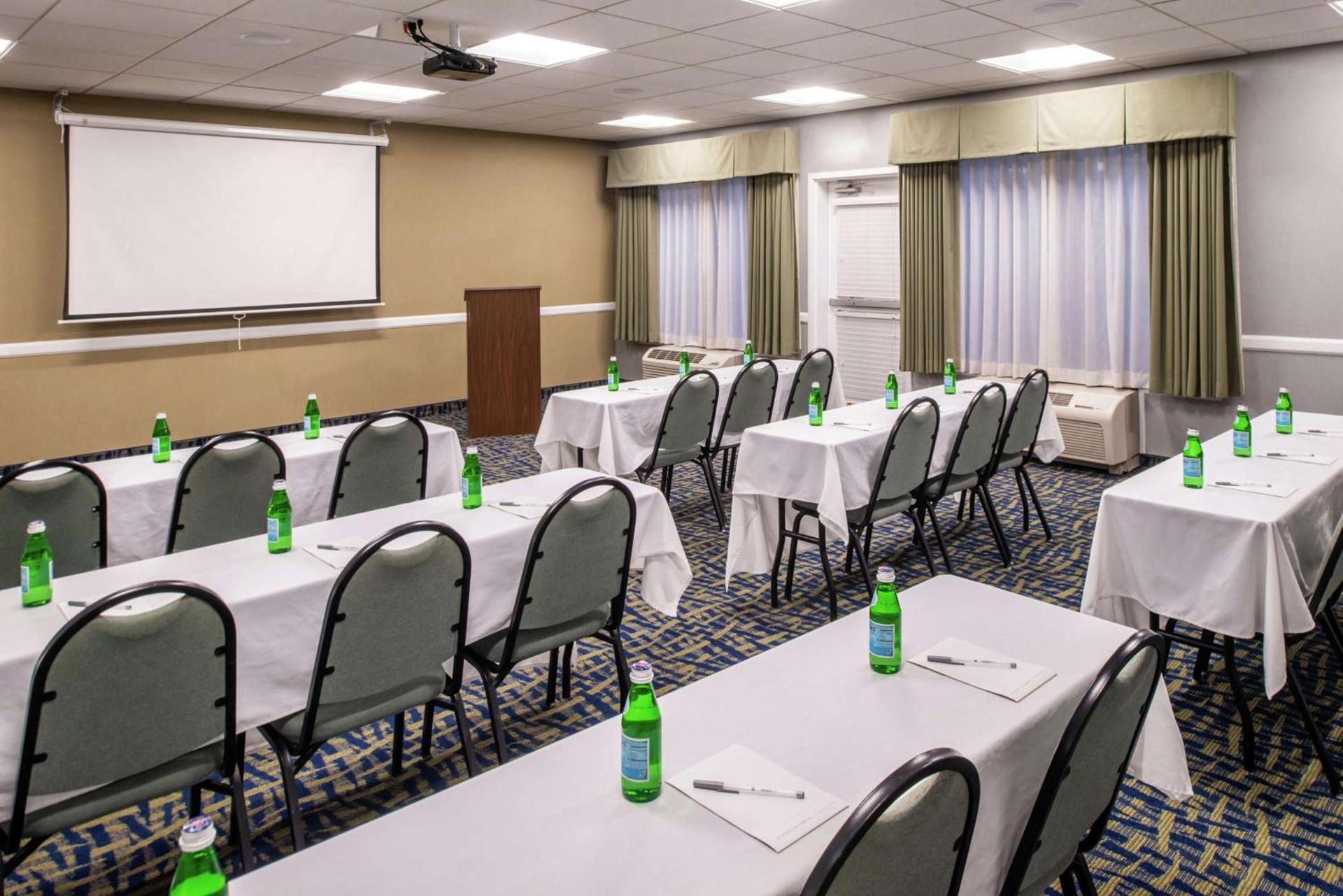 Hampton Inn Eugene photo 28
