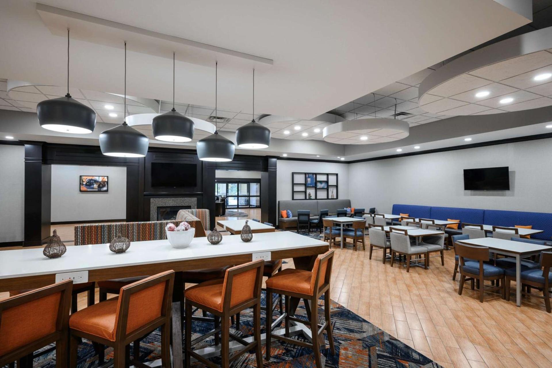 Hampton Inn Evansville Airport photo 8