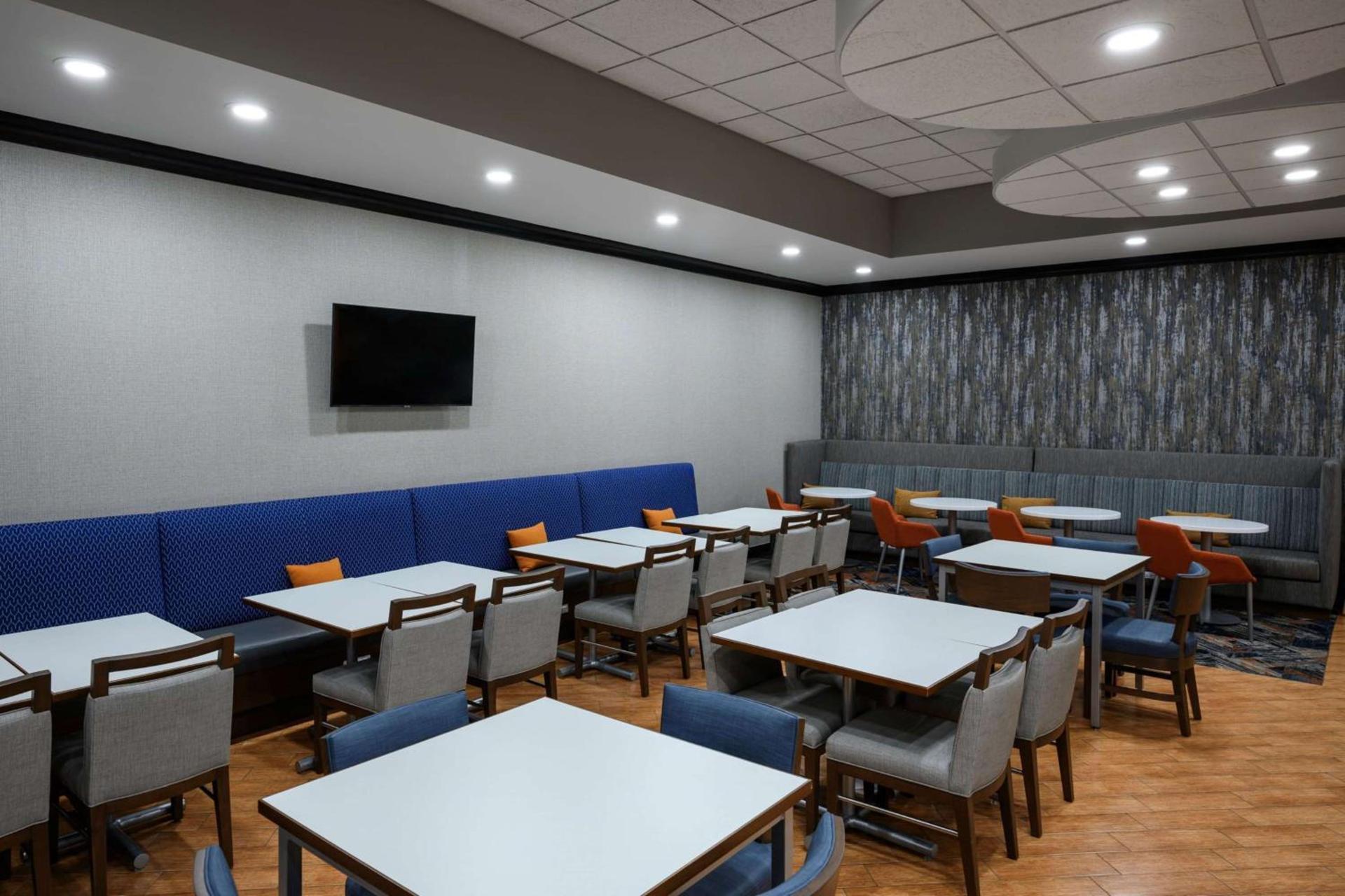 Hampton Inn Evansville Airport photo 10
