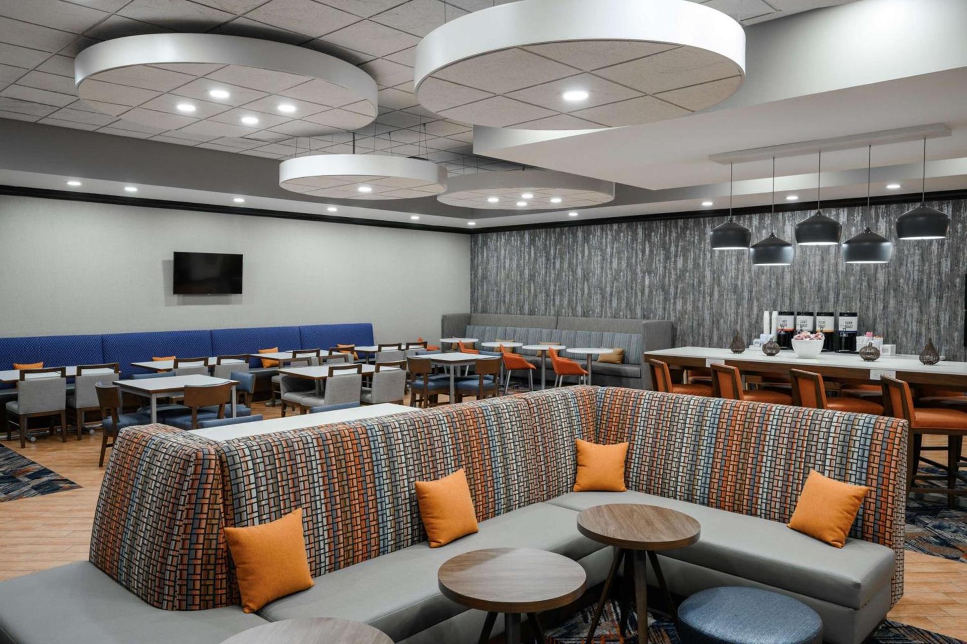 Hampton Inn Evansville Airport photo 42