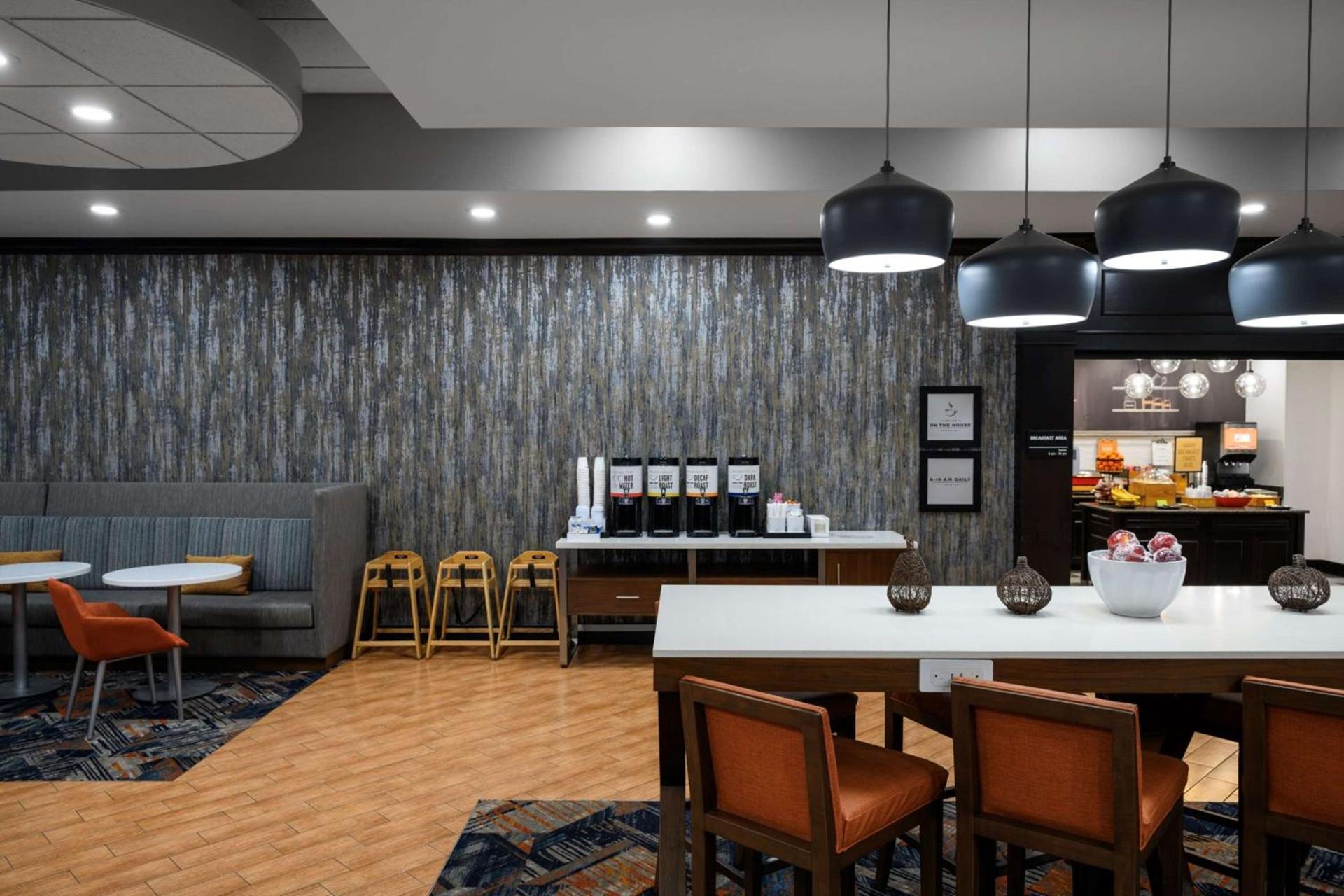 Hampton Inn Evansville Airport photo 23