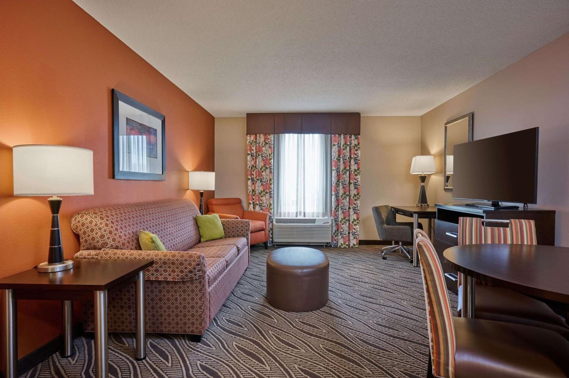 Hampton Inn Evansville Airport photo 25