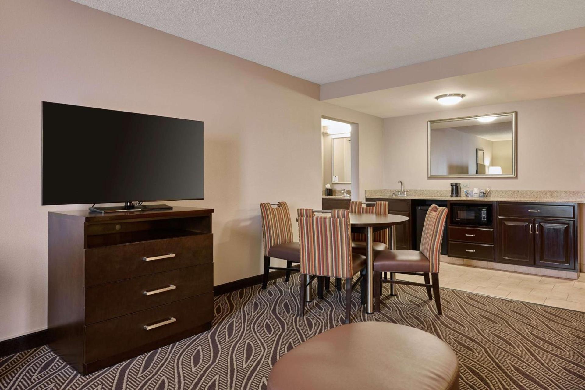 Hampton Inn Evansville Airport photo 24