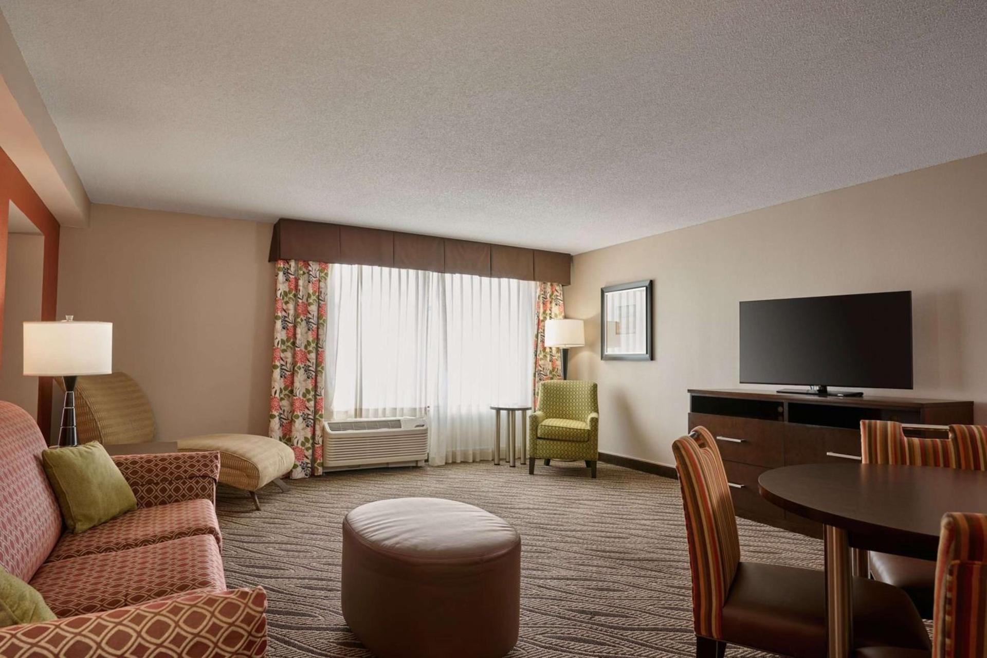 Hampton Inn Evansville Airport photo 36