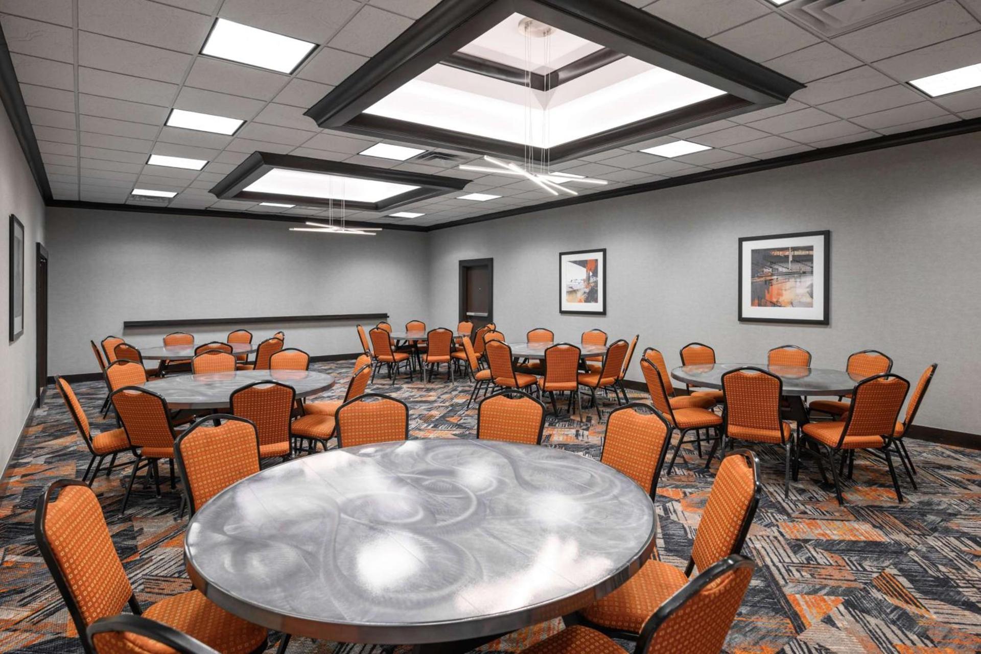 Hampton Inn Evansville Airport photo 12