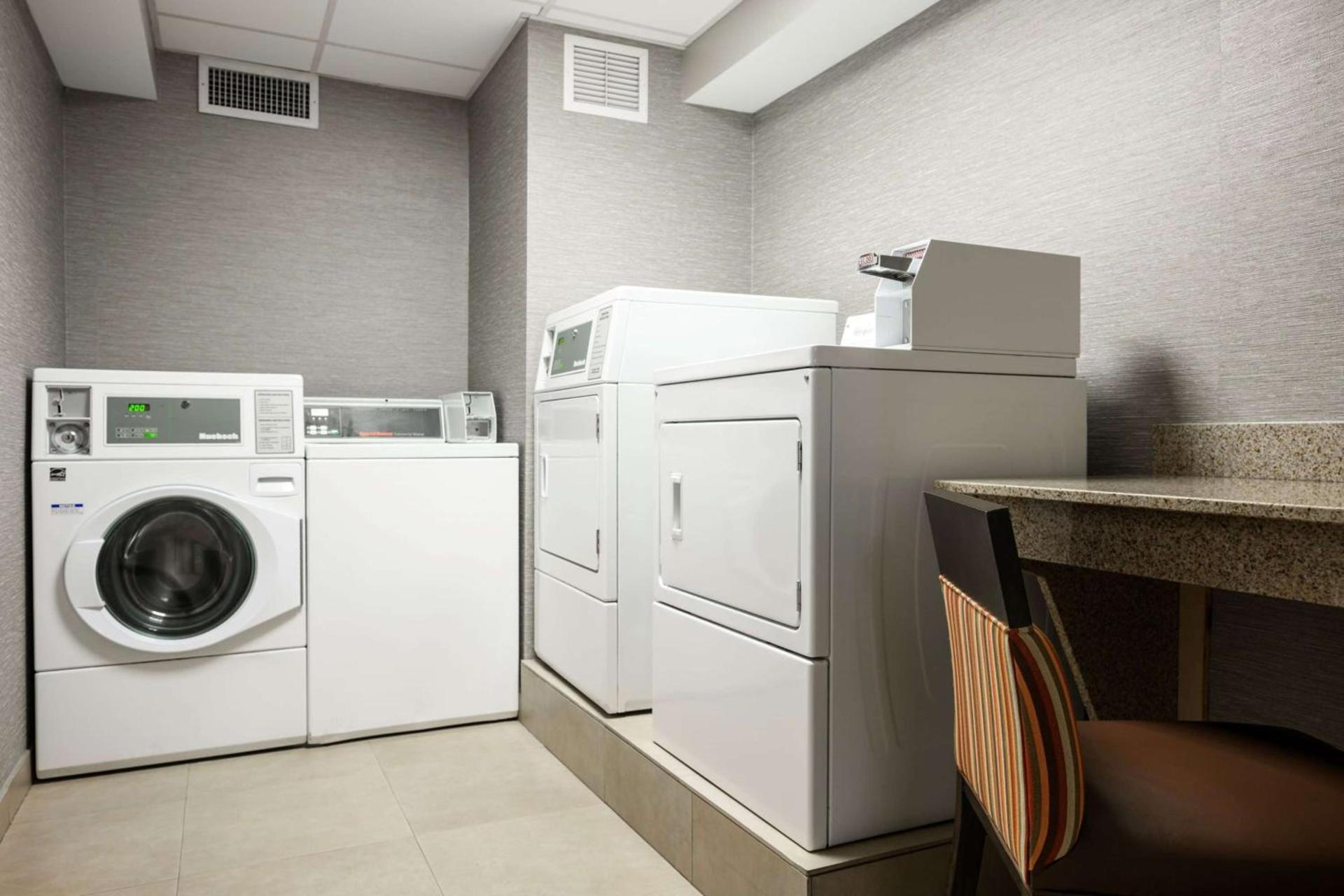 Hampton Inn Evansville Airport photo 30