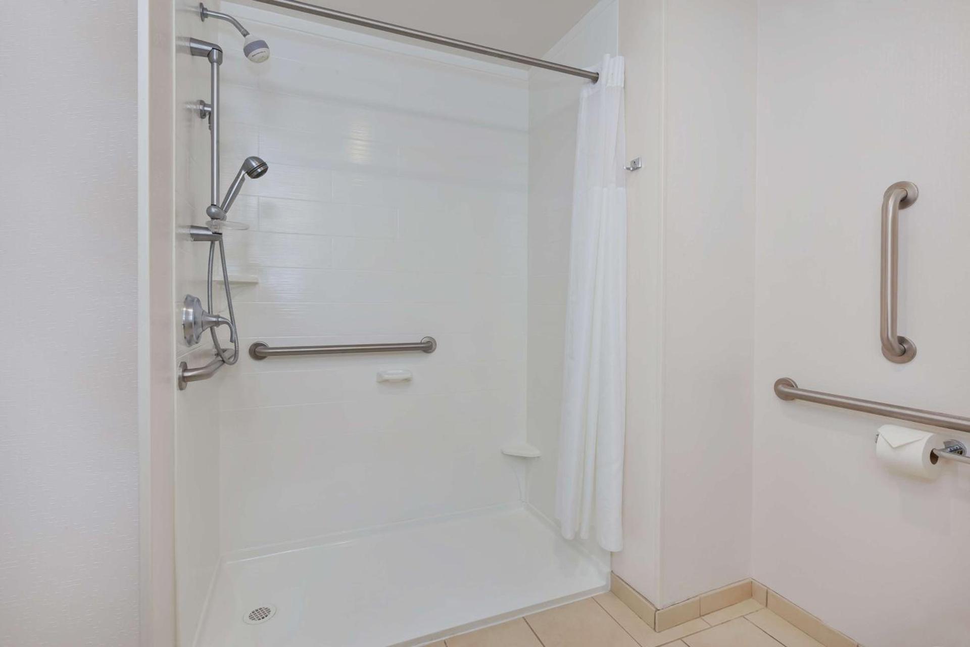 Hampton Inn and Suites Flint/Grand Blanc photo 14