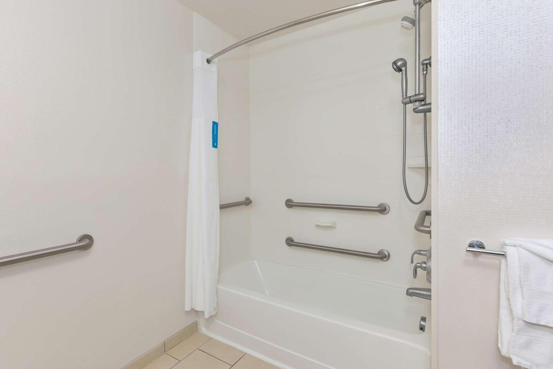 Hampton Inn and Suites Flint/Grand Blanc photo 25