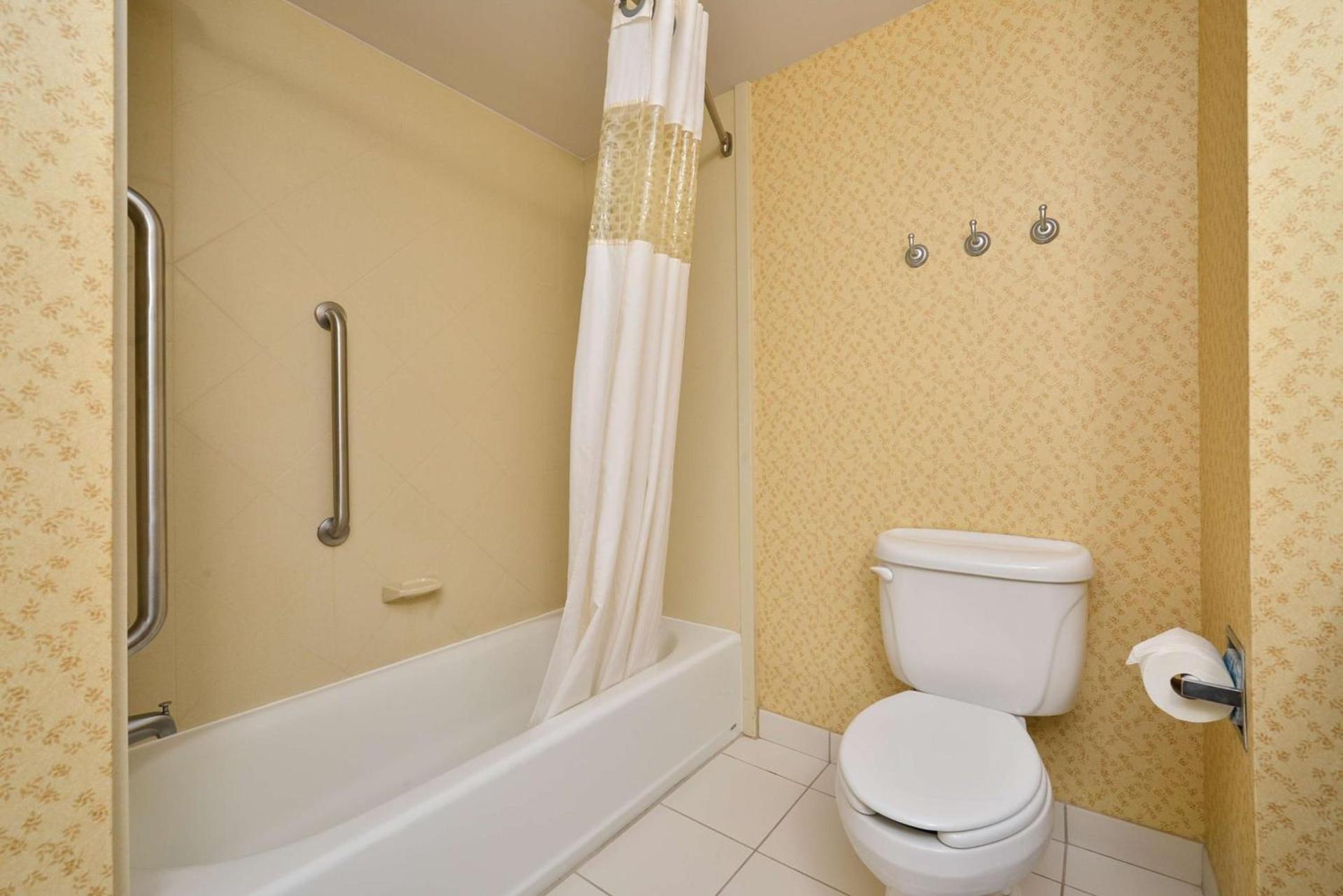 Hampton Inn Farmville photo 15