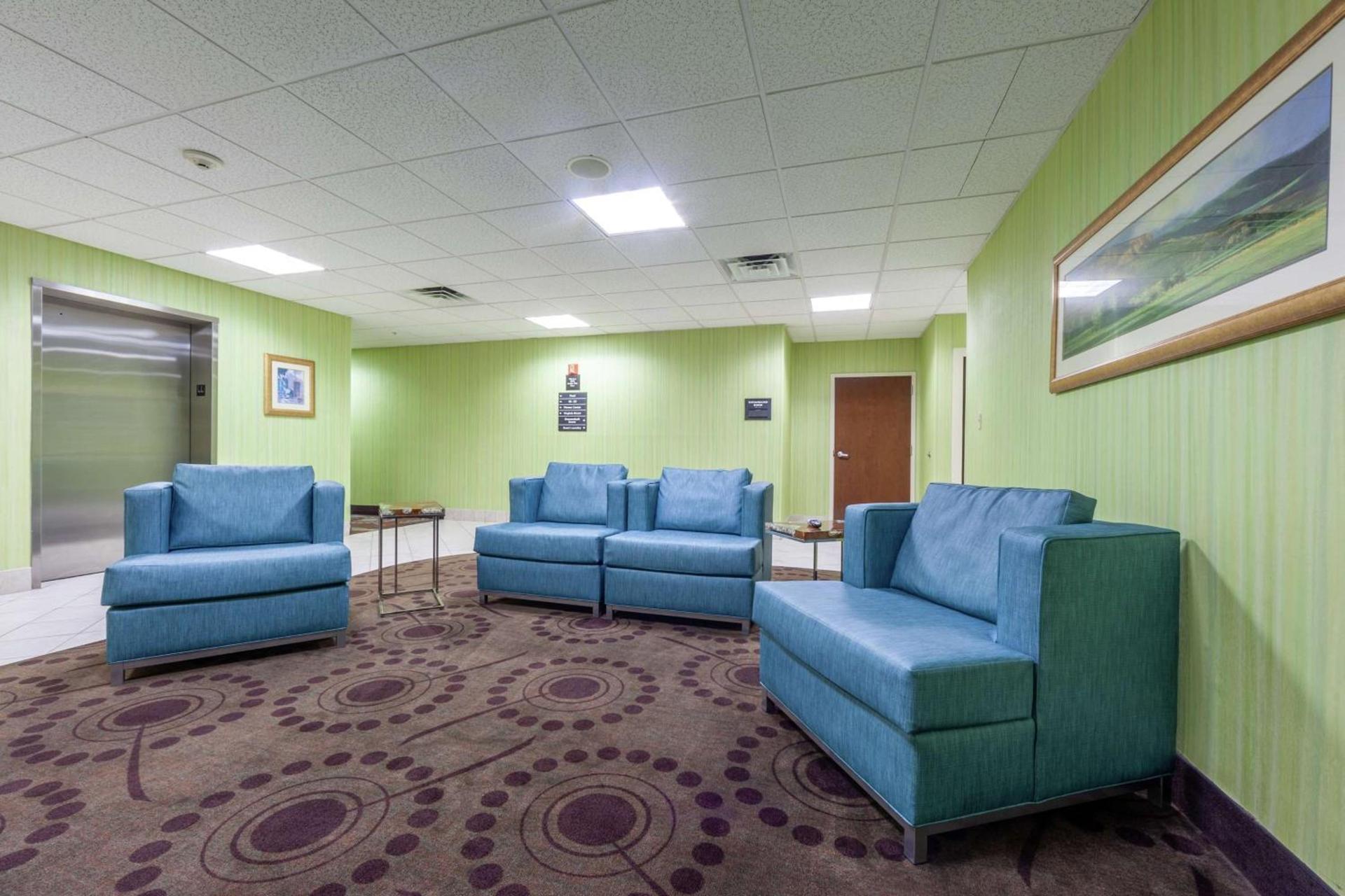 Hampton Inn Front Royal photo 8
