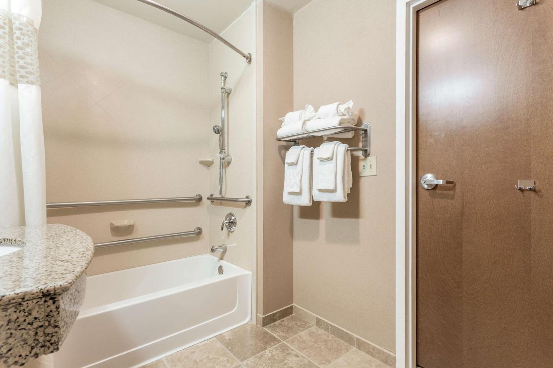 Hampton Inn Auburn photo 18