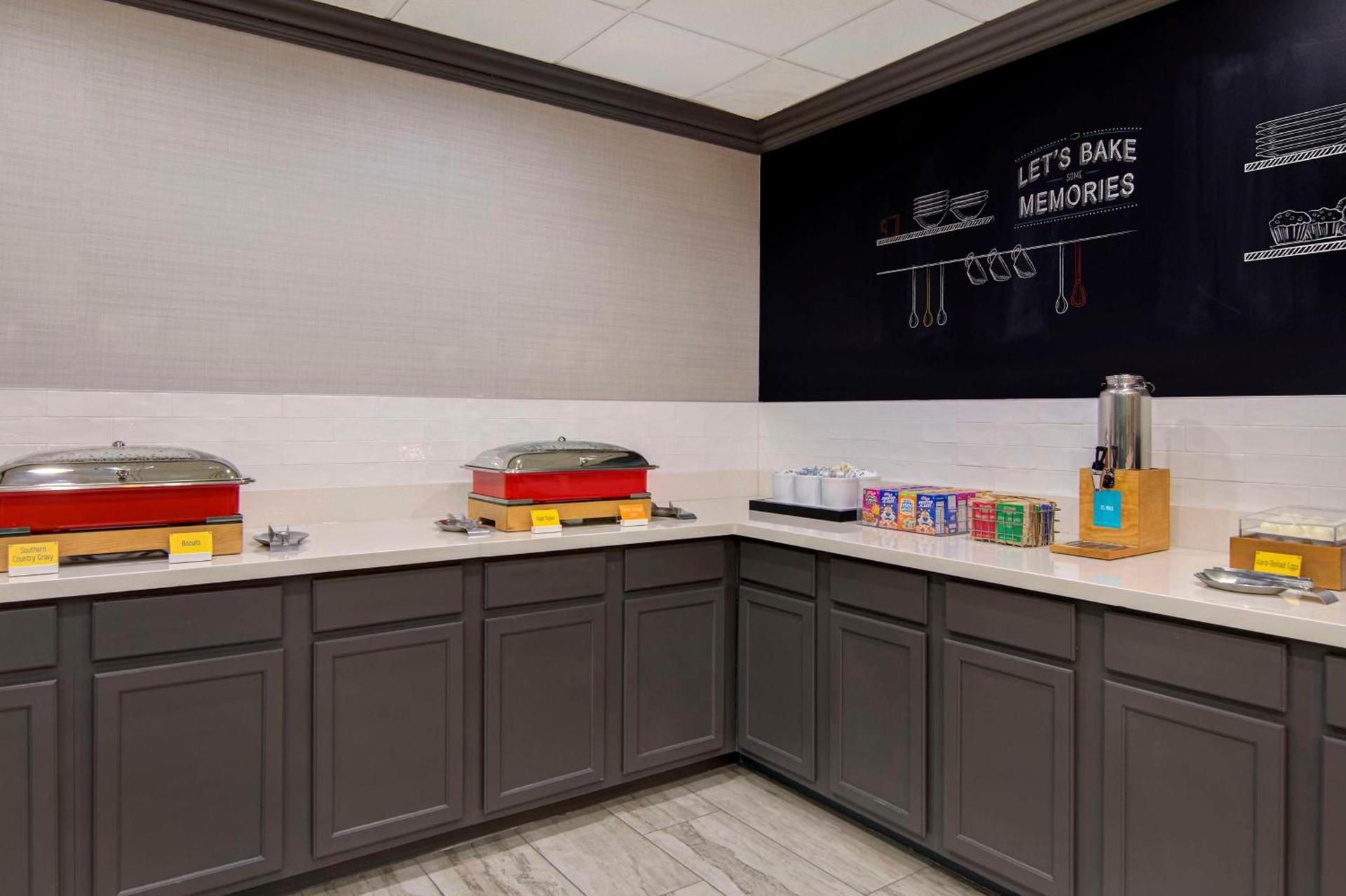 Hampton Inn Fayetteville photo 11