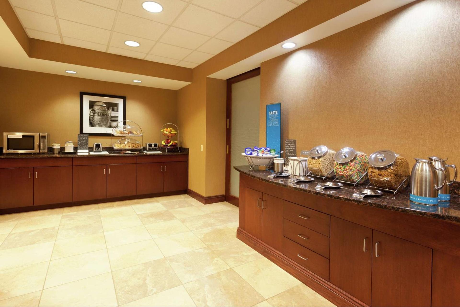 Hampton Inn & Suites Grove City photo 9