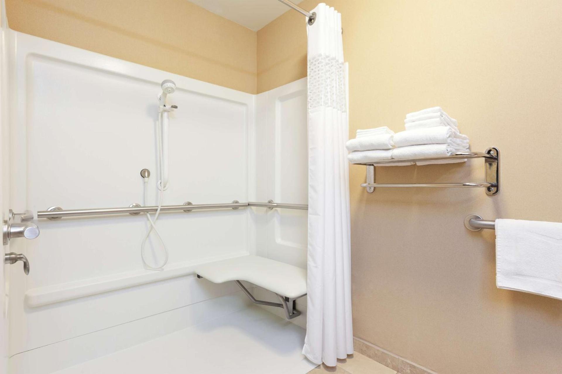 Hampton Inn & Suites Grove City photo 11