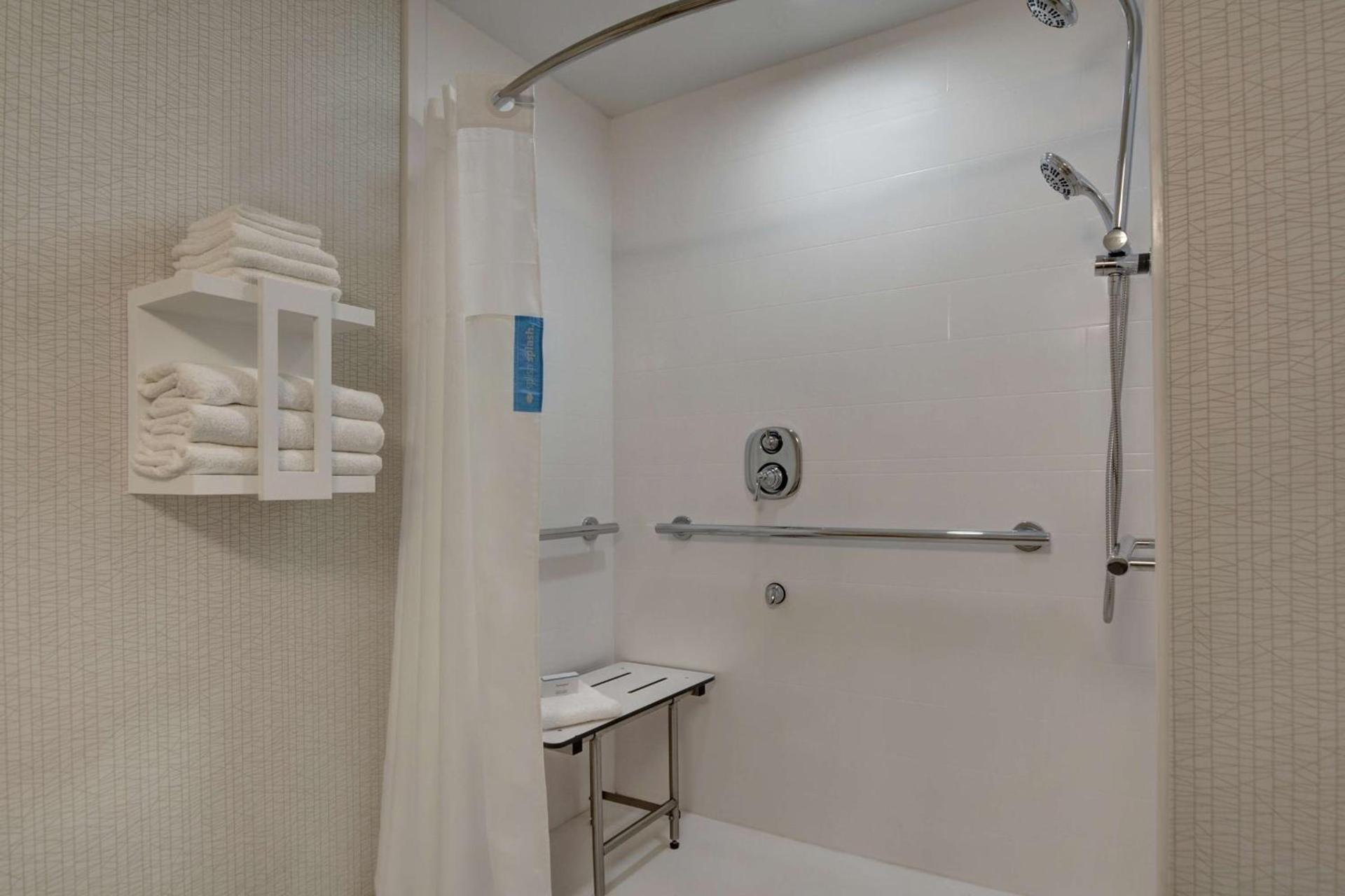 Hampton Inn Greenwood photo 14