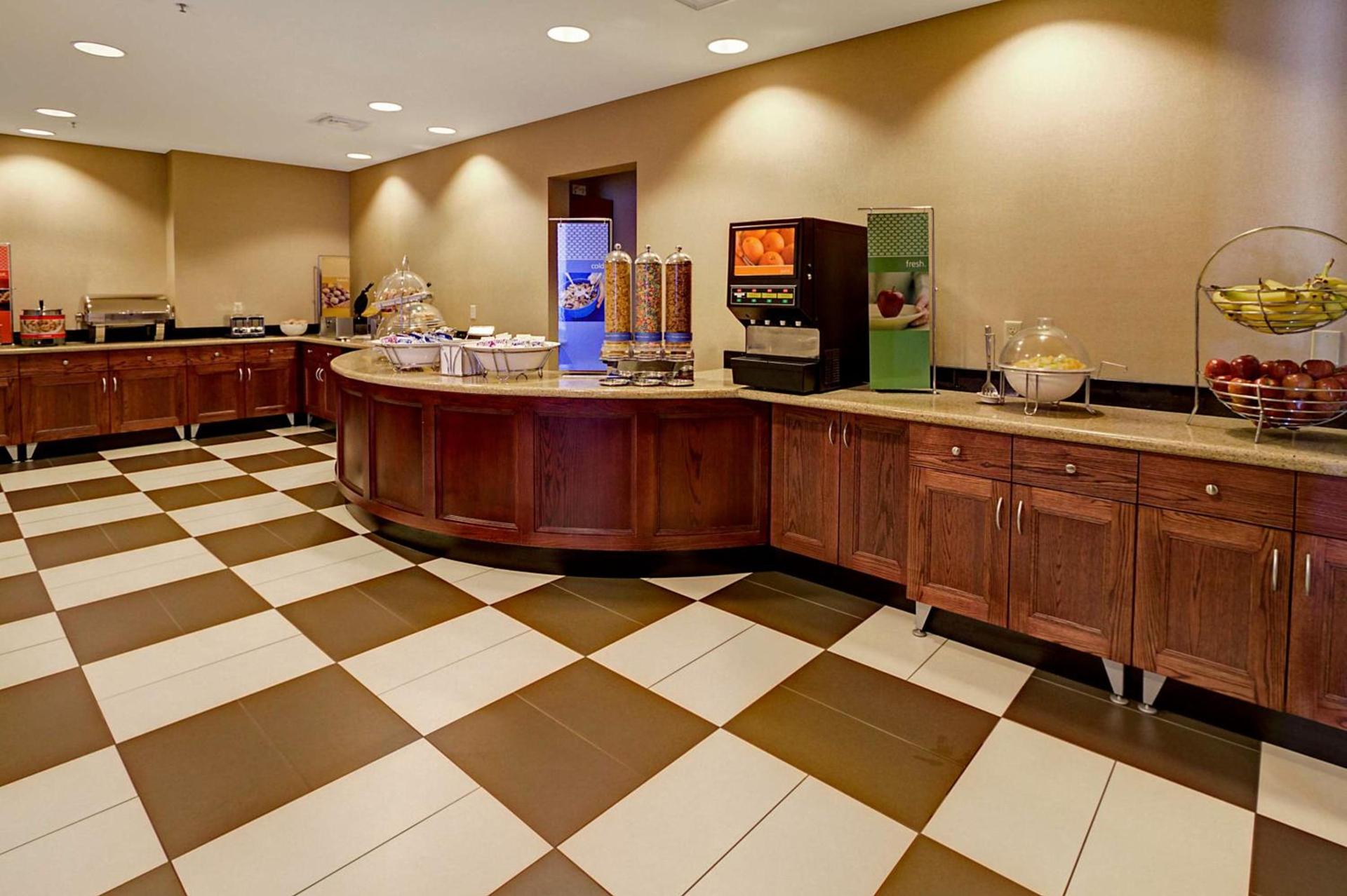 Hampton Inn - Great Falls photo 16